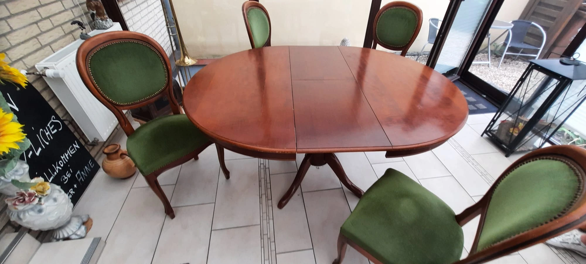 Tisch mit Mittelstück