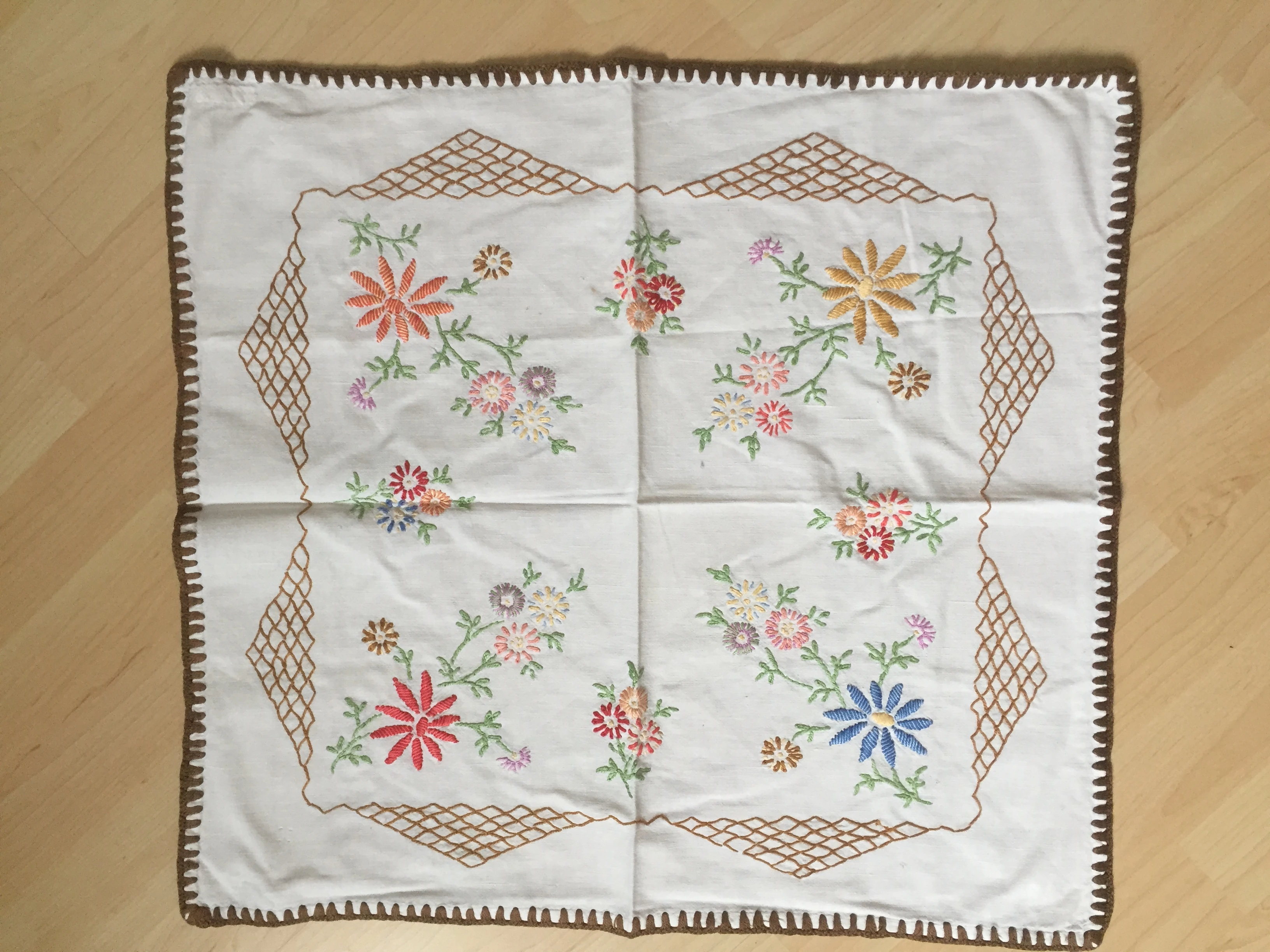   Handbestickte Vintage Tischdecken 
