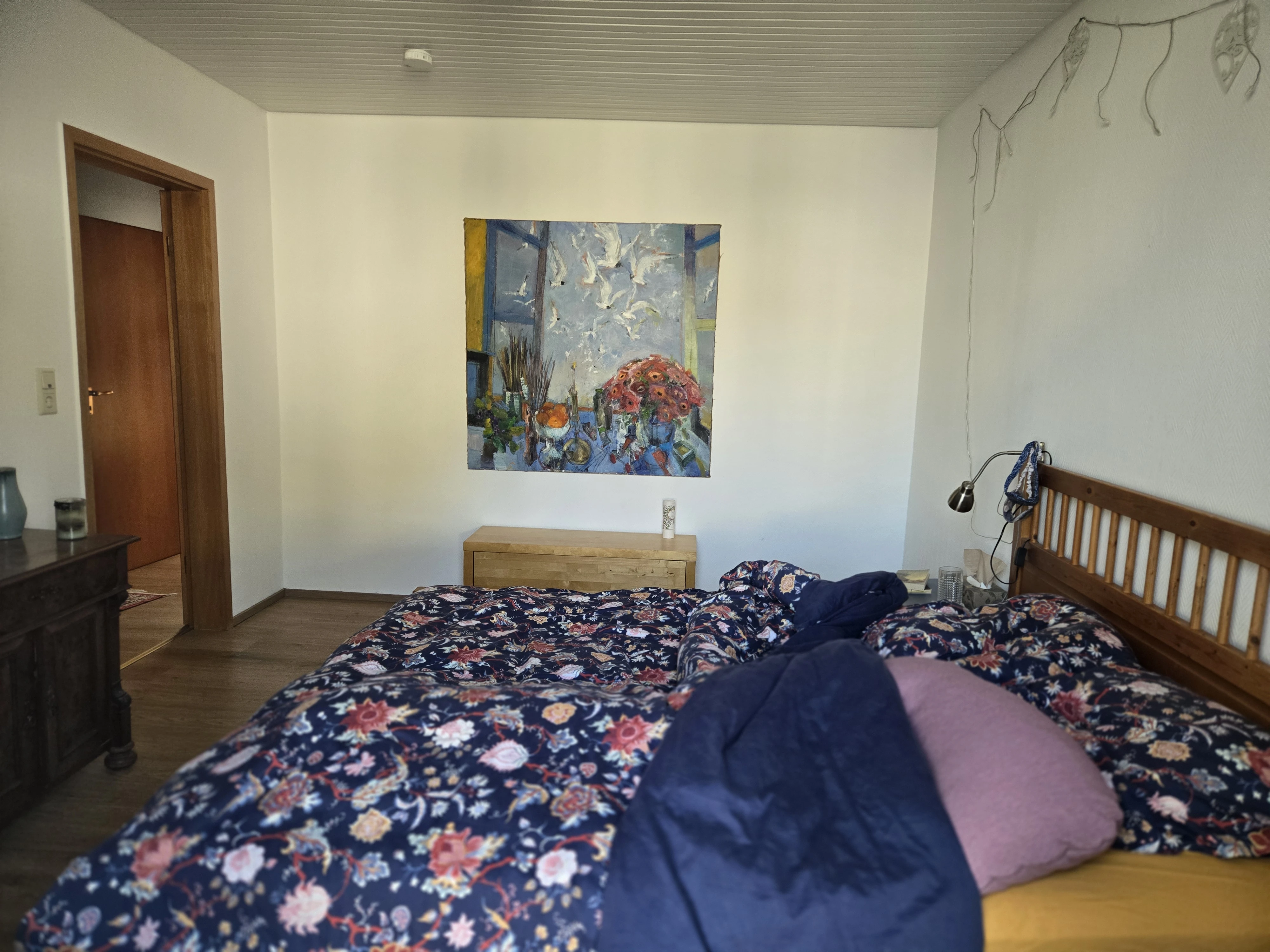 Schlafzimmer mit Balkonfenster und Verdunklungsvorhängen
