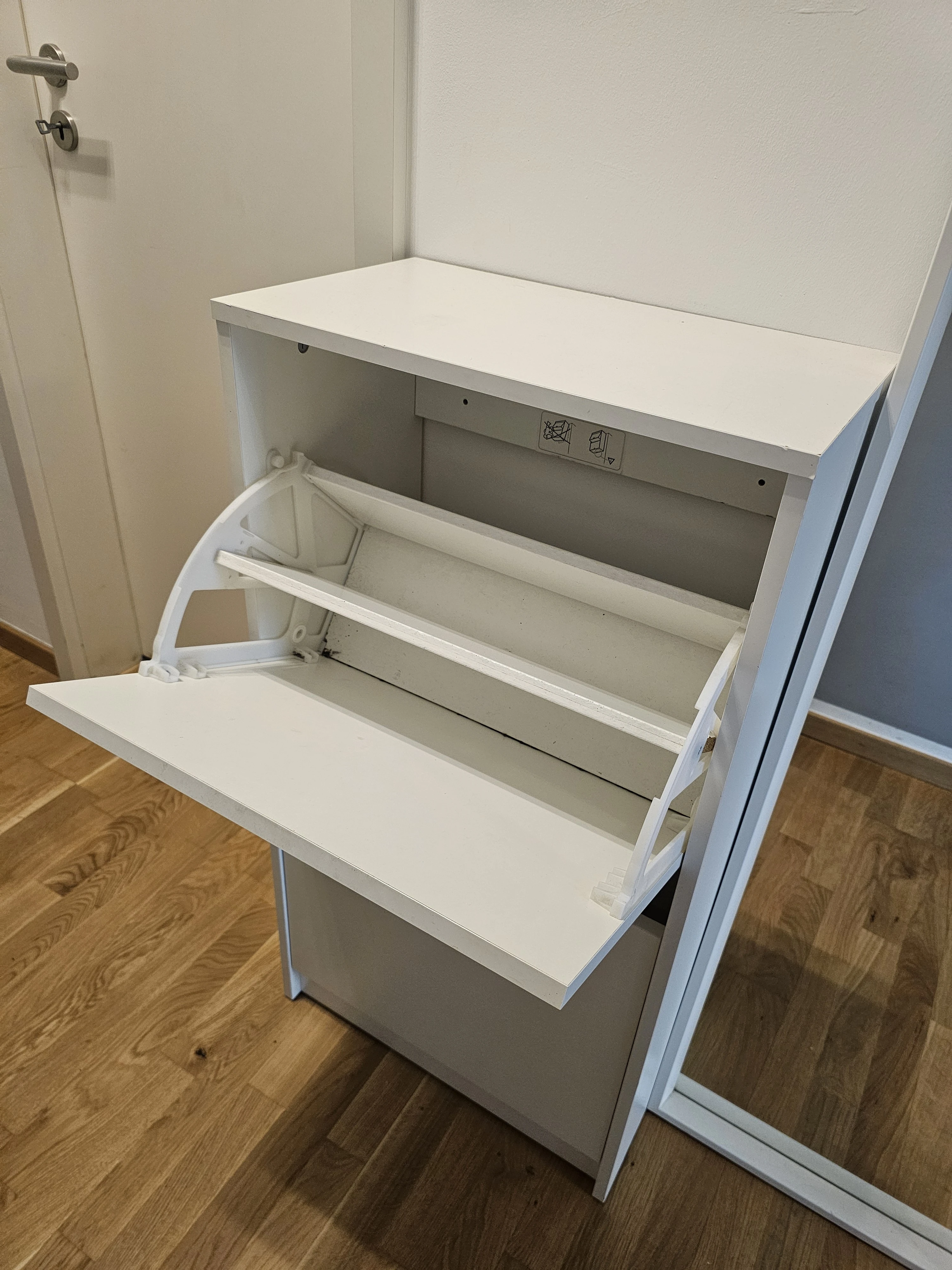 Schuhschrank geöffnet
