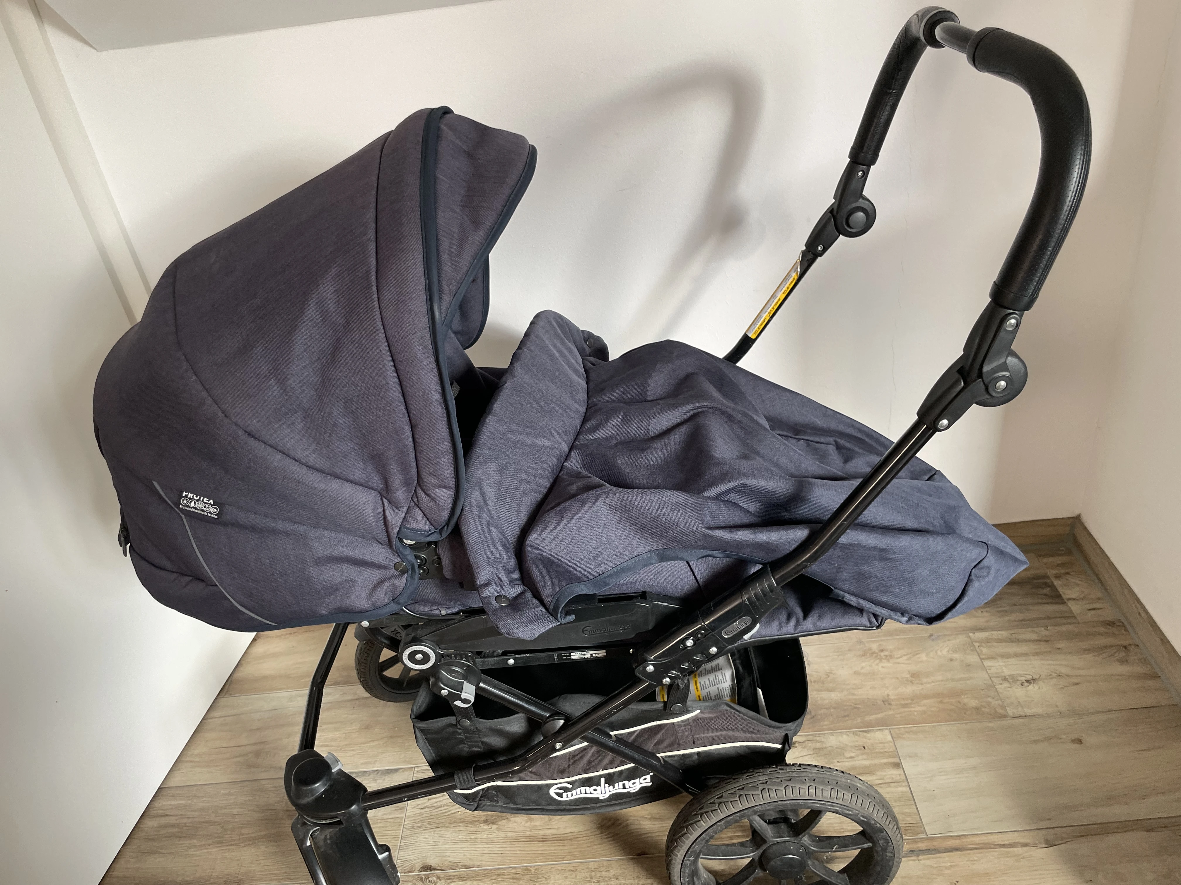 Kinderwagen mit Abdeckung