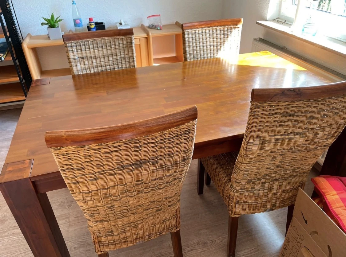 Tisch mit Stühlen