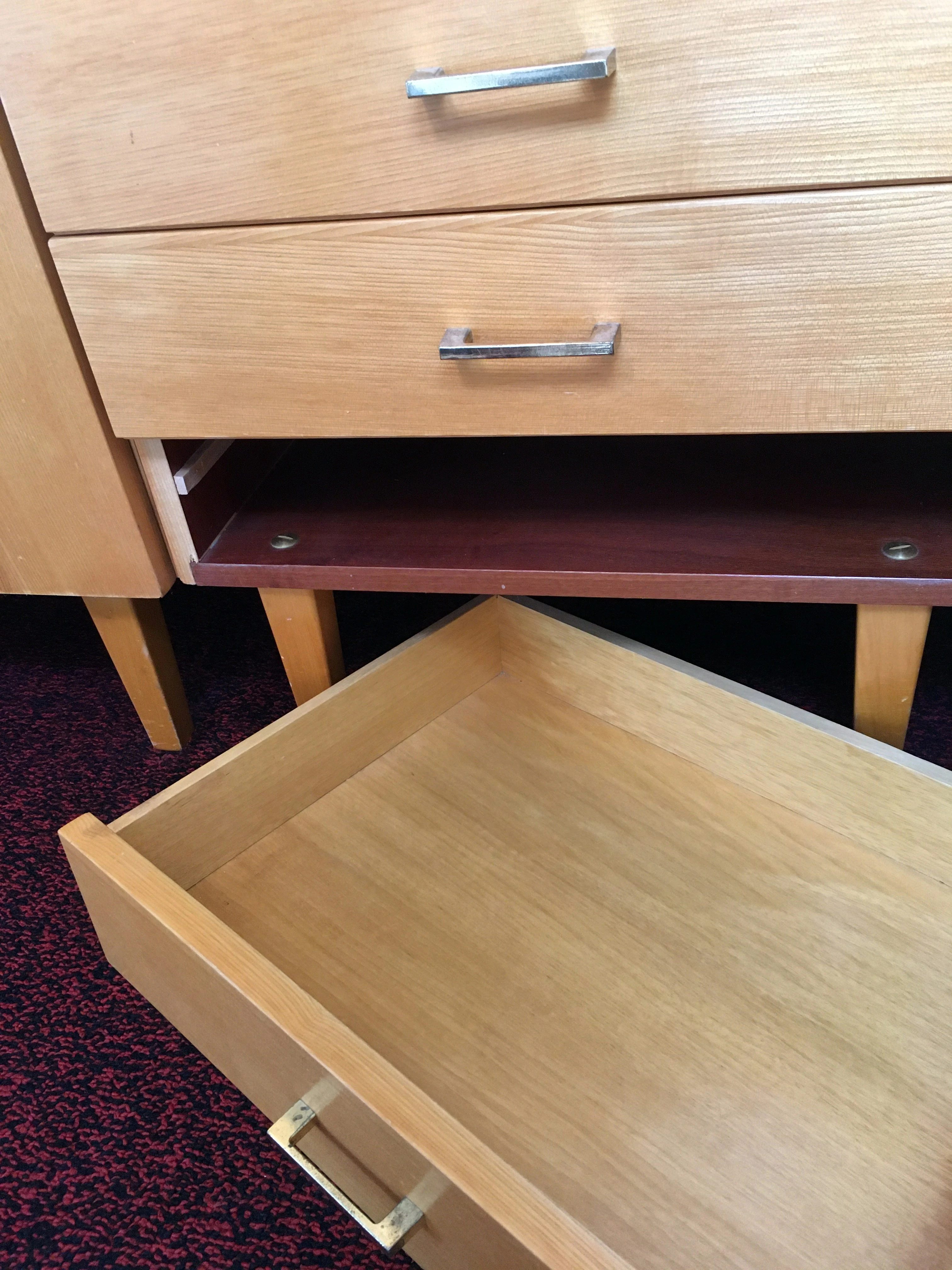 Schubladenschrank Kommode von innen 1 Schublade entnommen