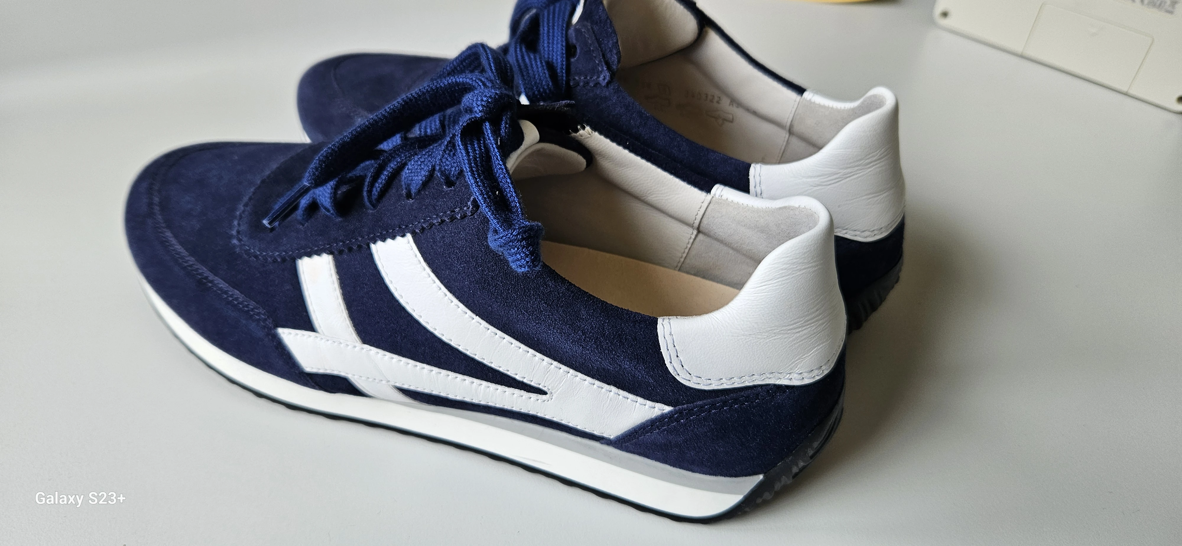 Sneaker von der Seite
