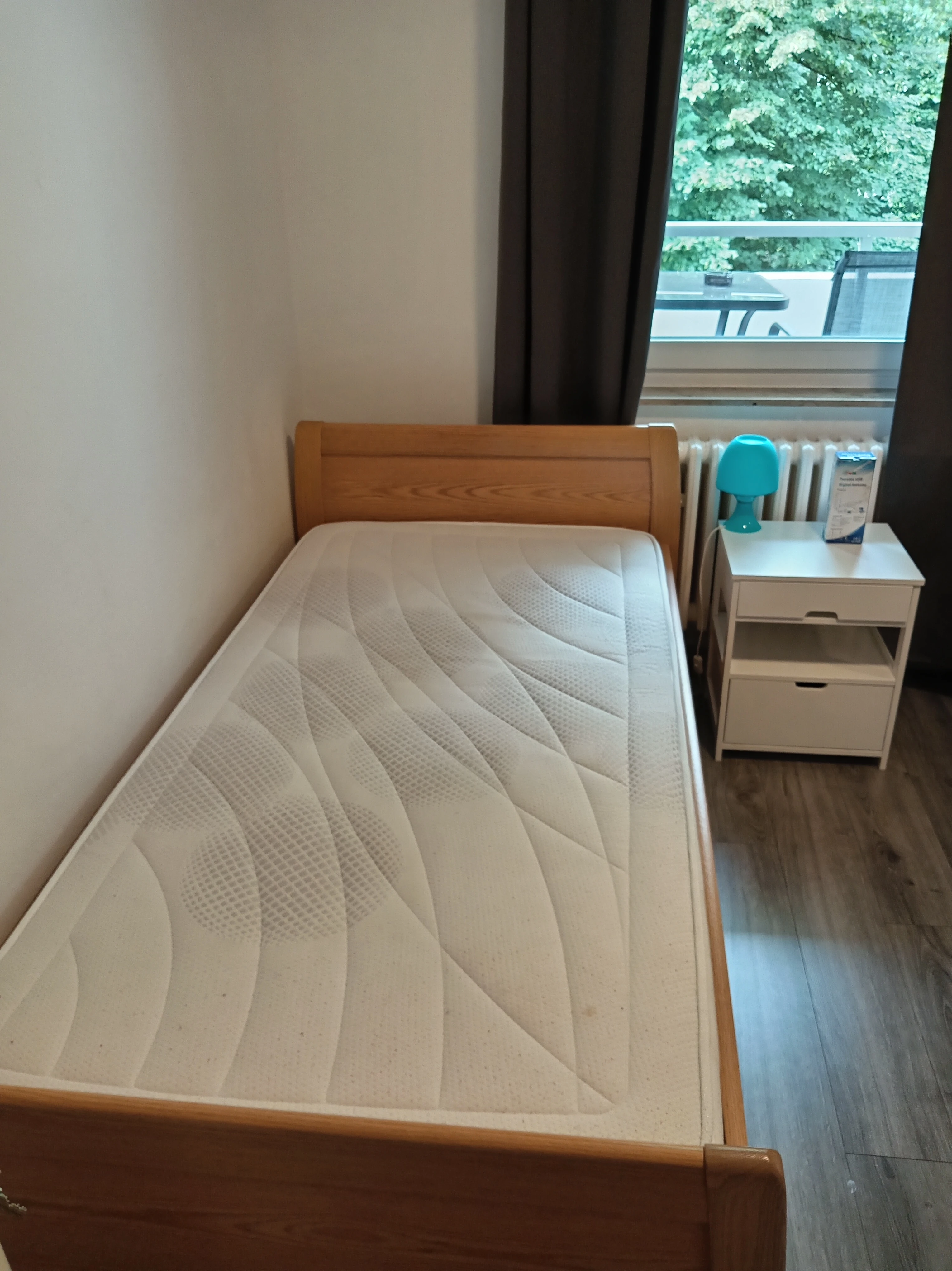Das Zimmer ist Voll möbliert 