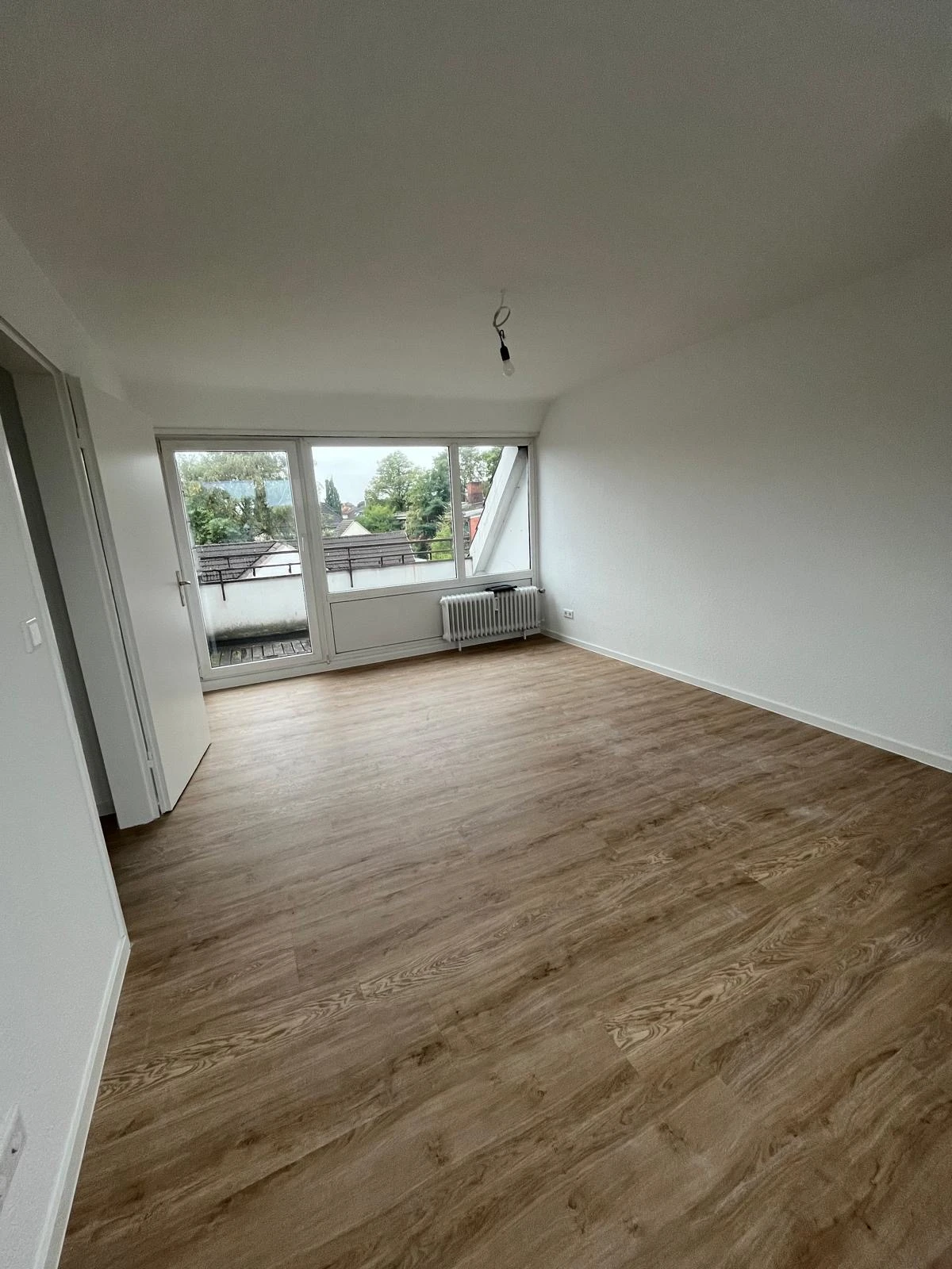 Wohnzimmer mit Balkon 