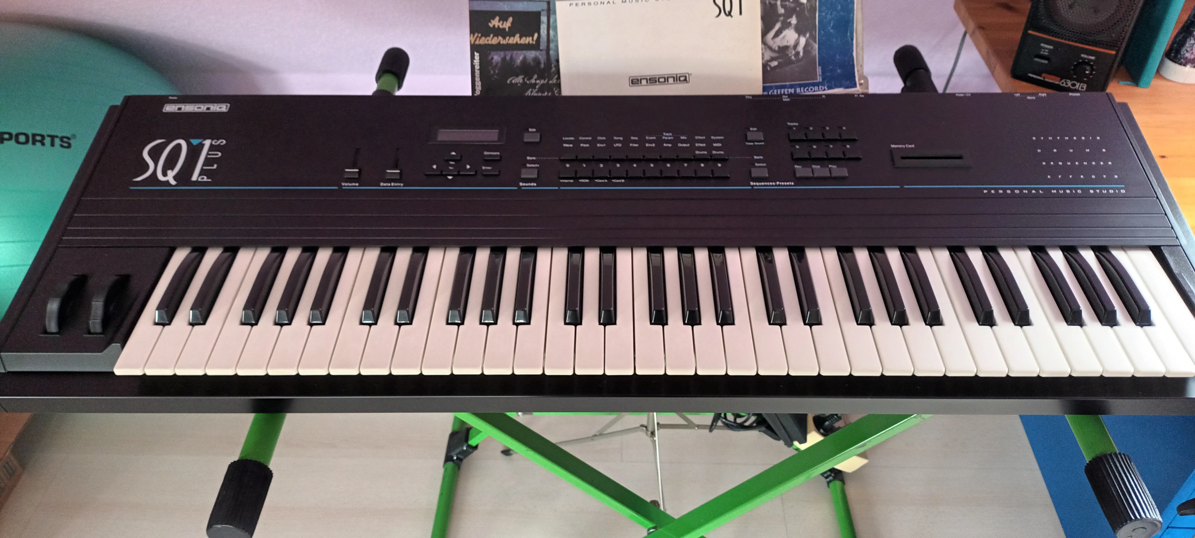 Mit Handbuch & Keyboardständer