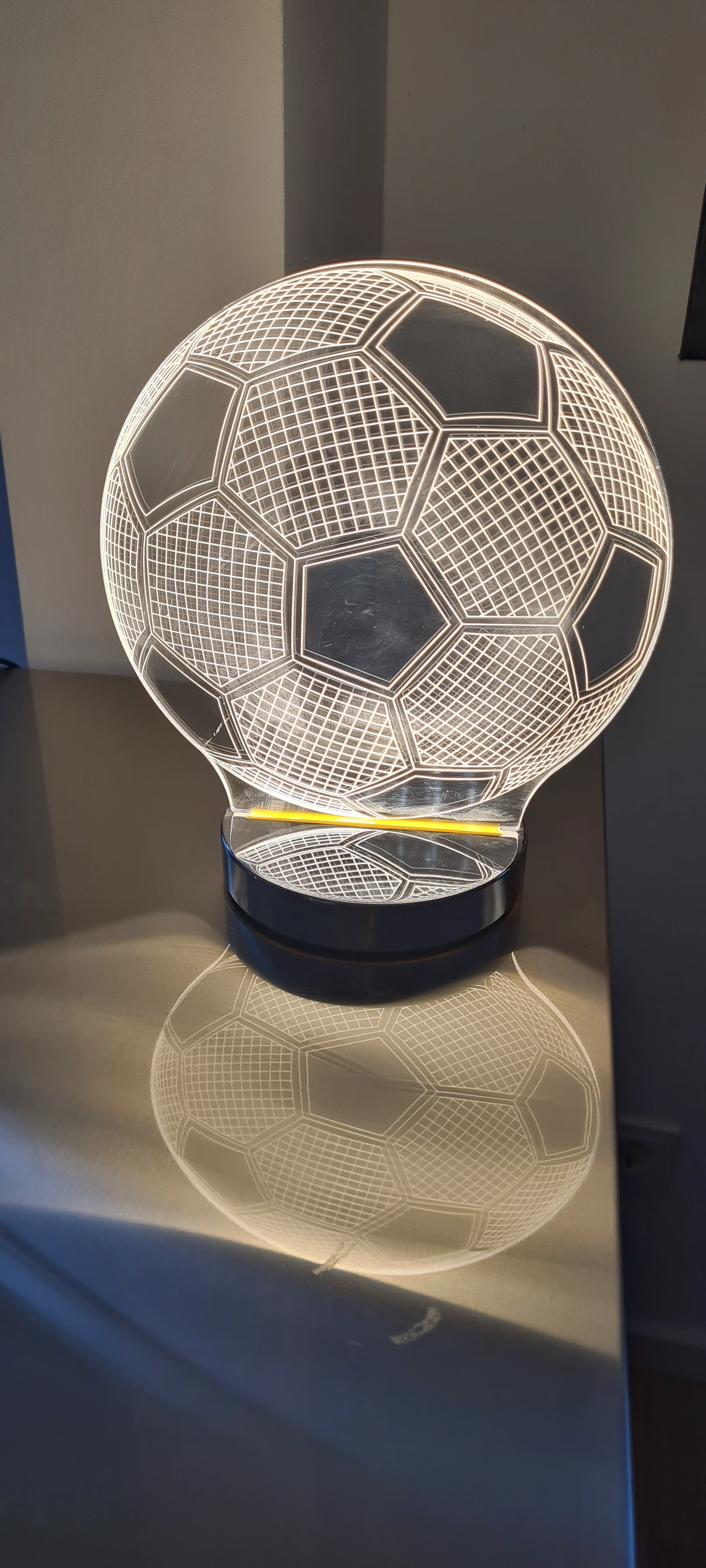 Kleine Leuchte Fußball zu verkaufen warmweißes Licht, Höhe und Breite der Leuchtfläche jeweils 20,5cm 7€