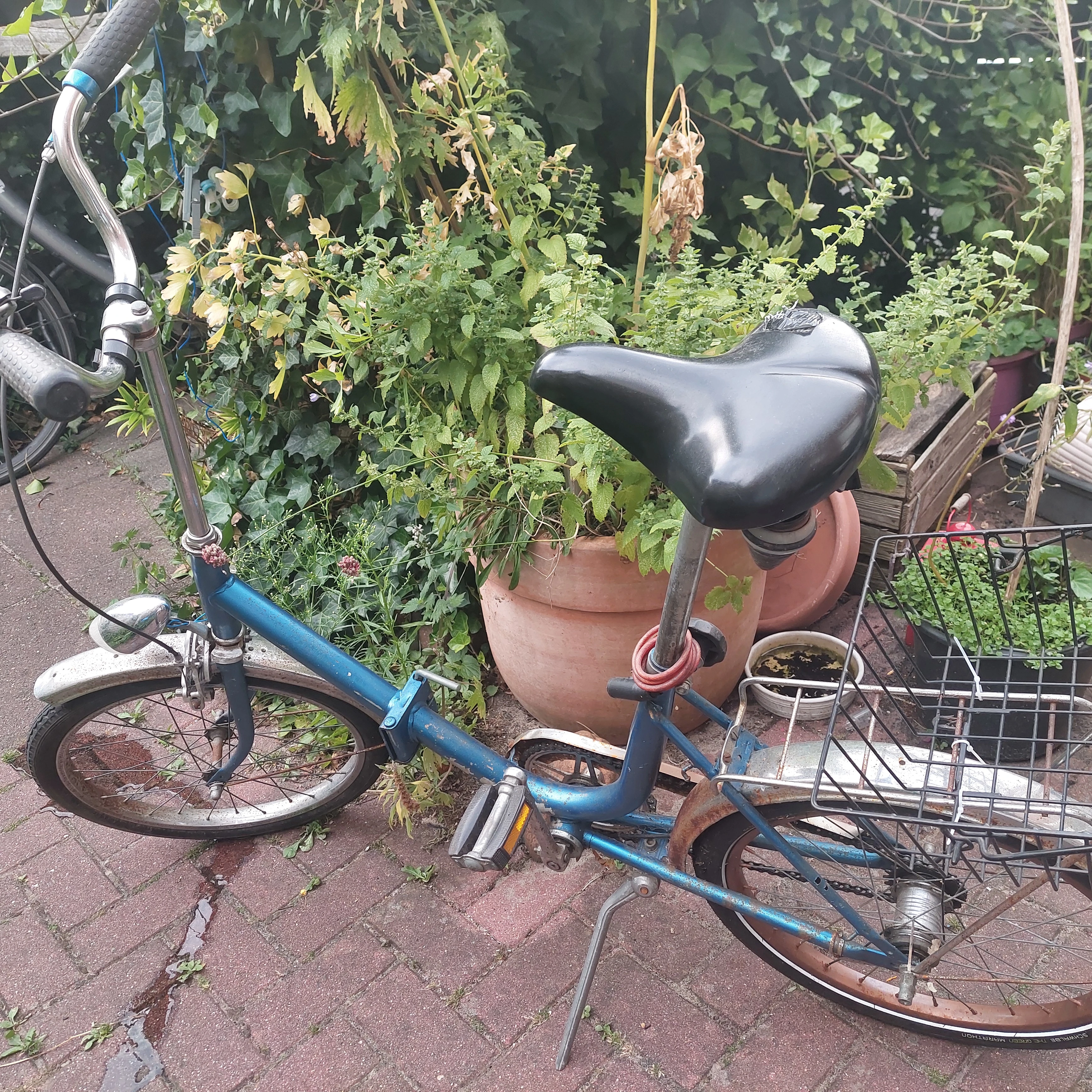 Es hat zwei Gänge die mit Rücktritt aktiviert werden 