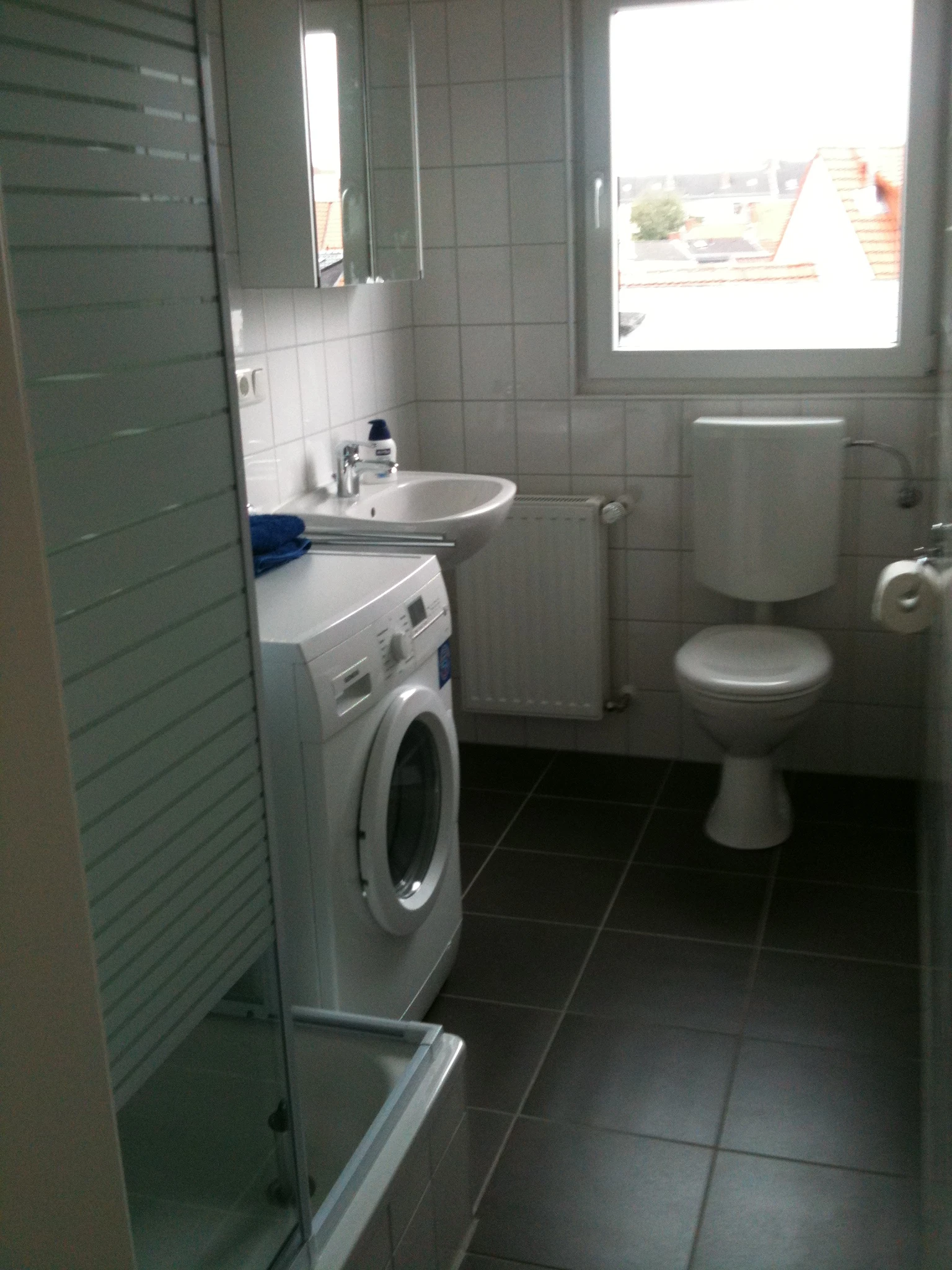 Badezimmer mit Waschmaschine