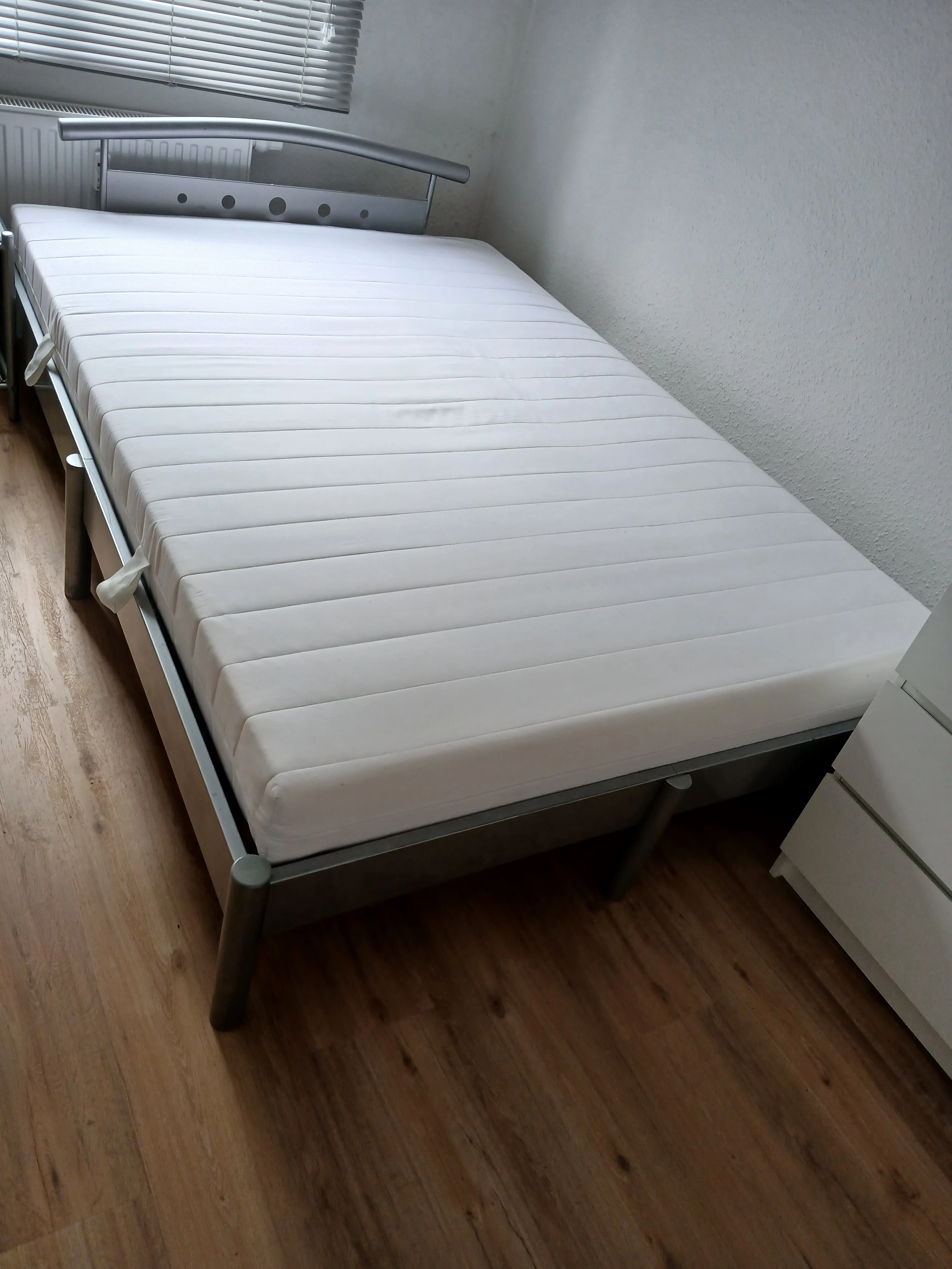 Bett(140 x 200) mit Lattenrost und Matratze zu verschenken!