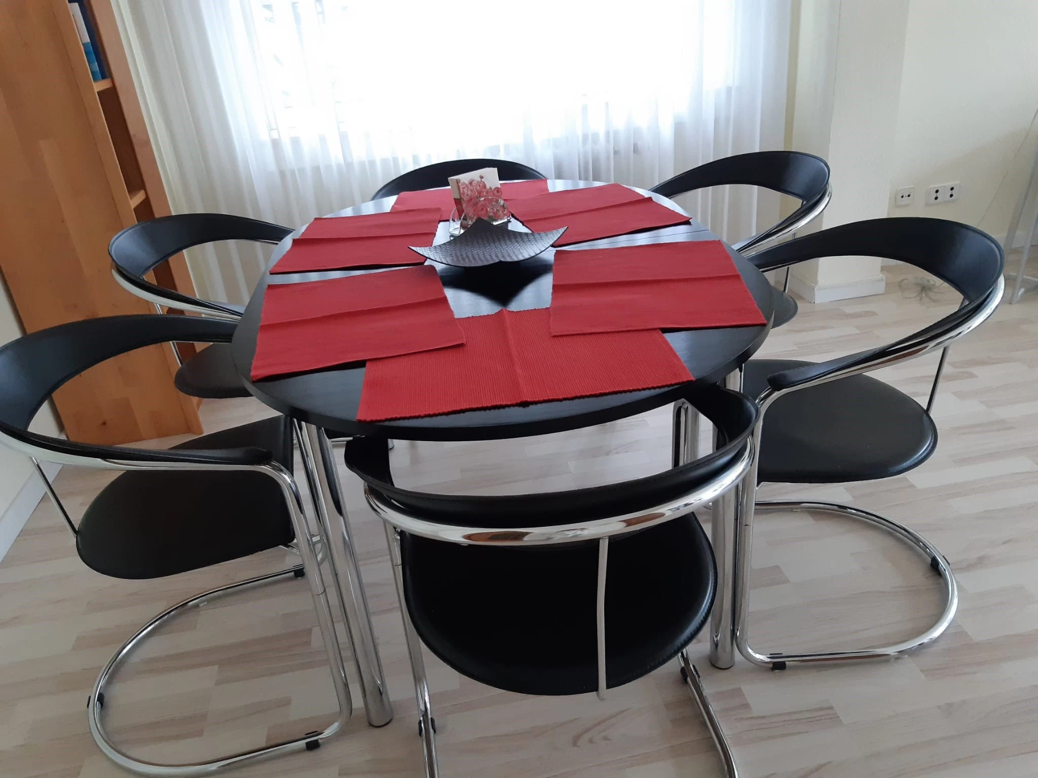 Sitzhöhe 44cm, Sitzbreite 50cm, Sitztiefe 41cm, Armlehnenbreite 60cm, Armlehnen- Rückenlehne 78cm, Edelstahlgestell, echtes Leder