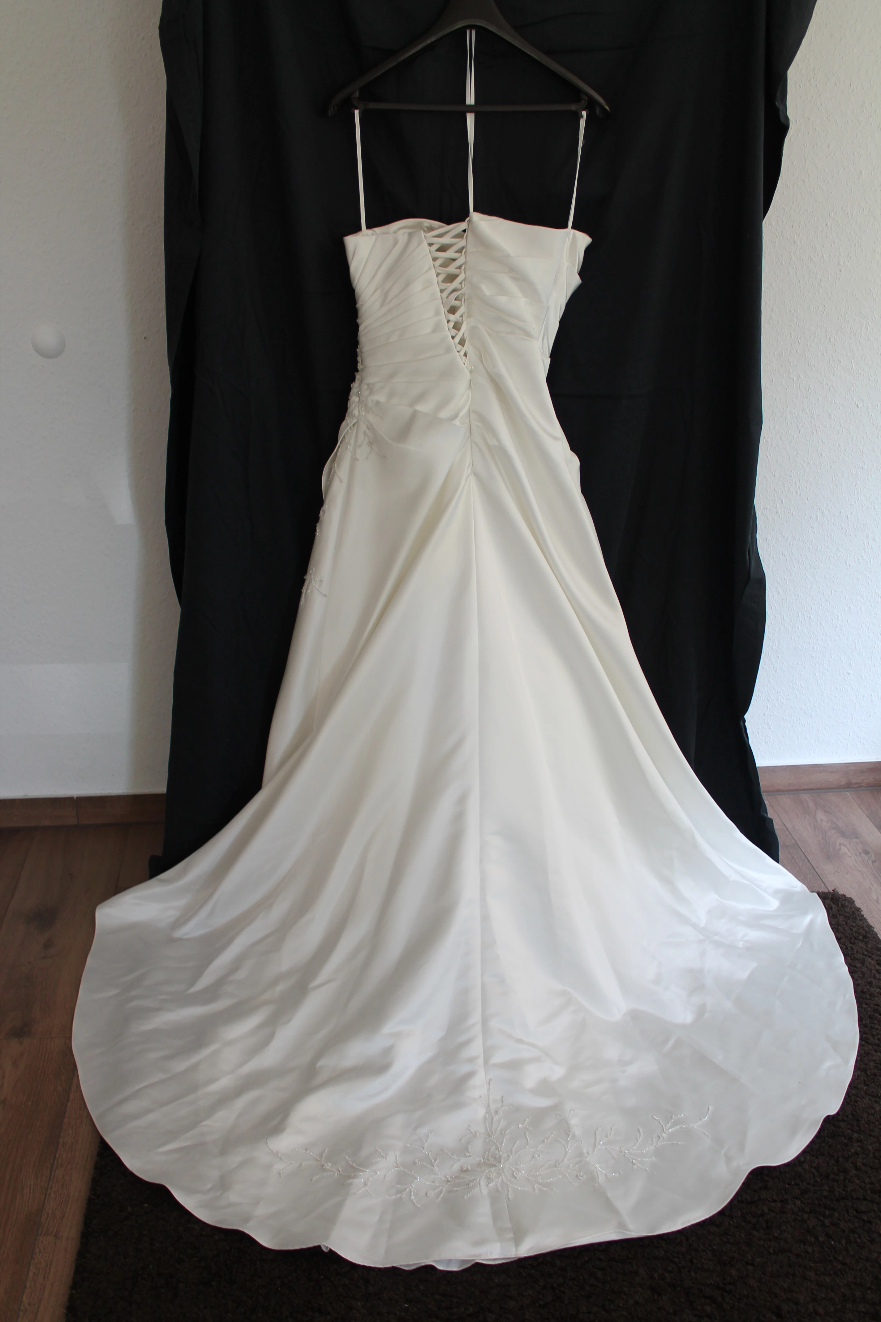 Das Kleid von hinten,Rückenteil mit Schnüre und Schleppe