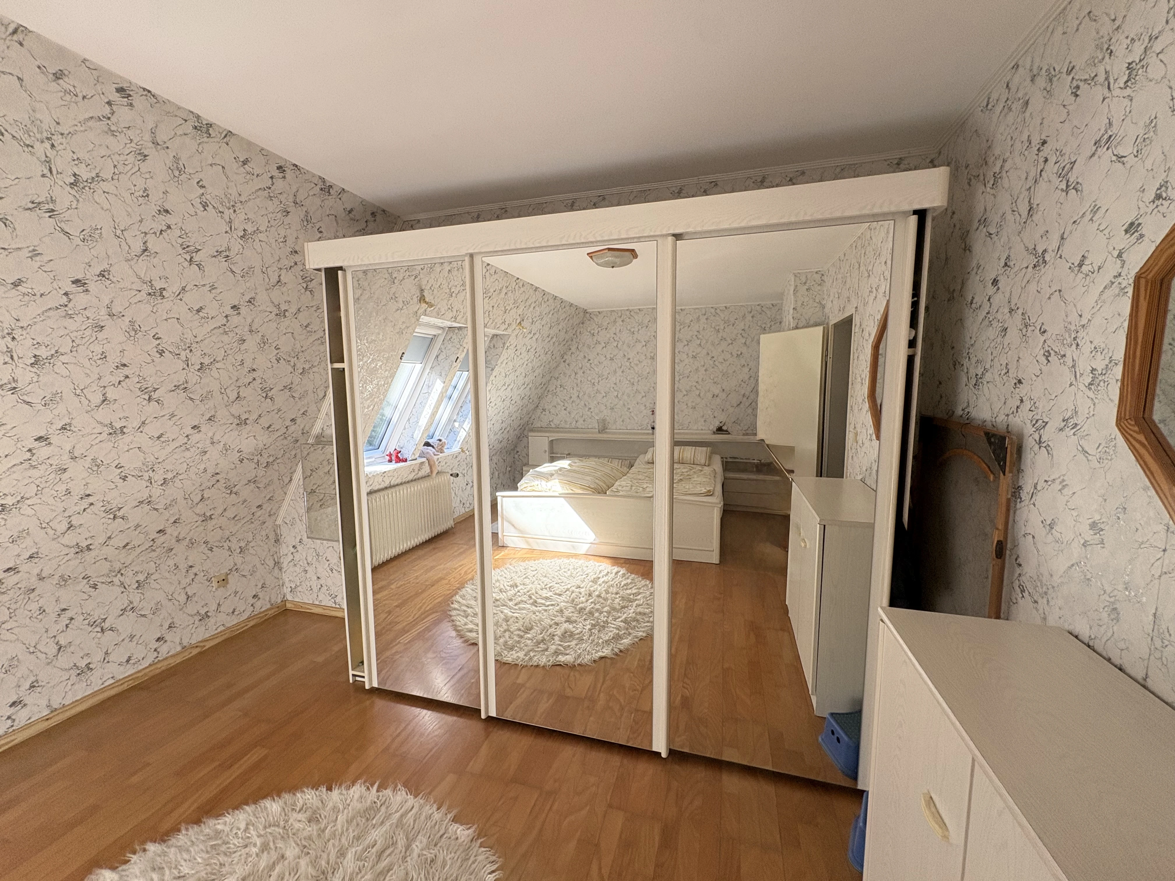 Großer Spiegelschrank mit Schwebetüren