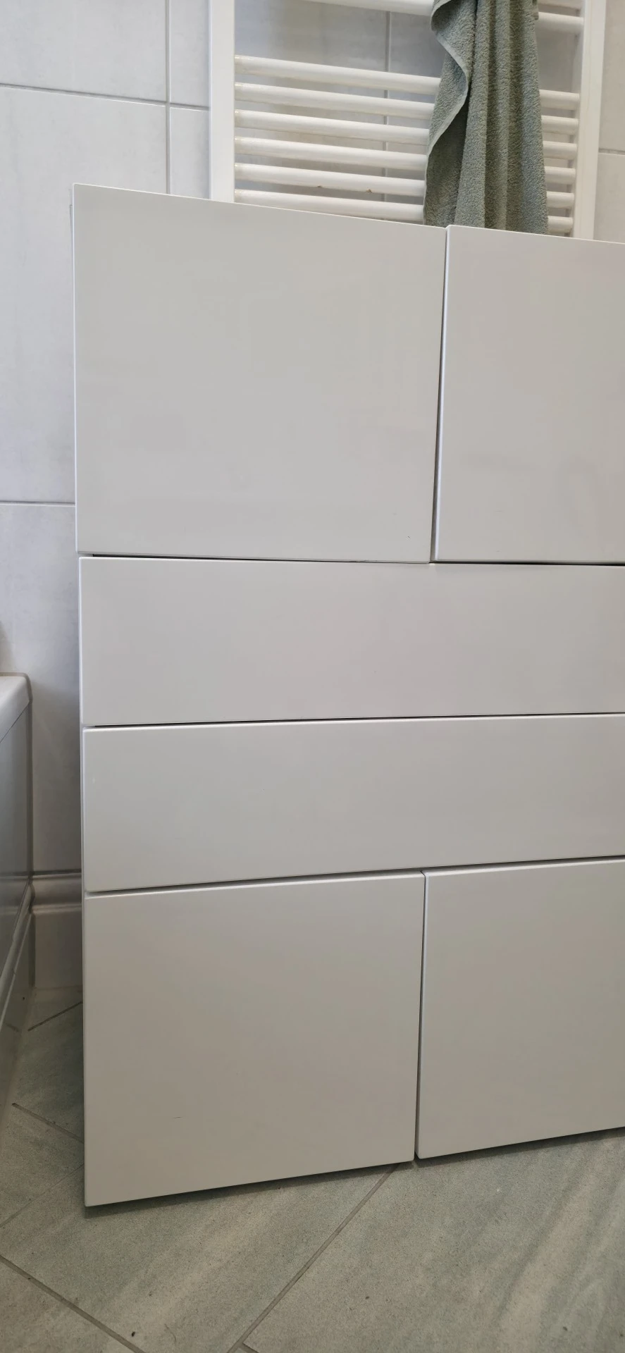 bisher hatte ich Heimtextilien, Gläser und Vasen darin aufbewahrt