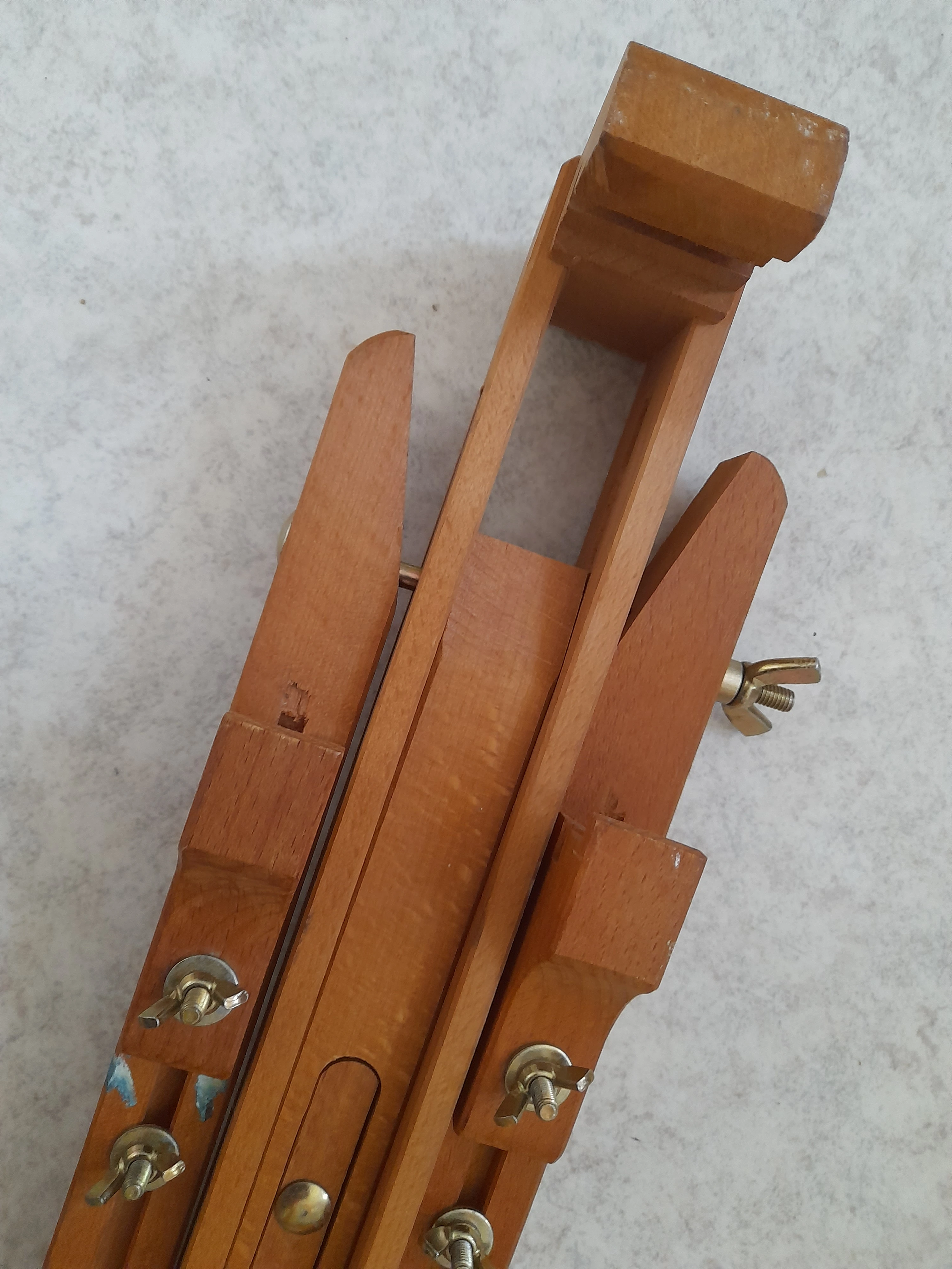 Farbflecken unten, Abschürfung oben
