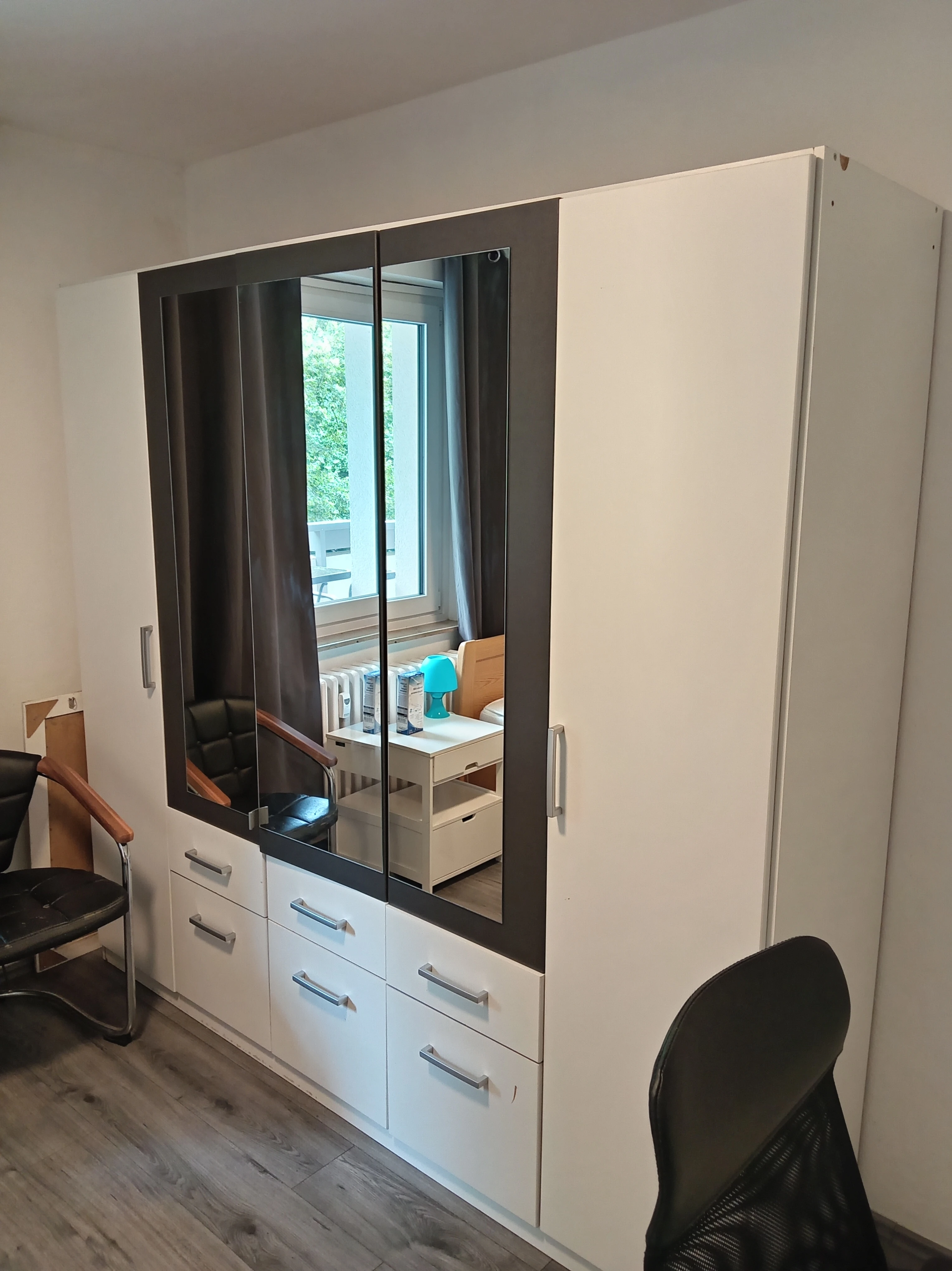 Das Zimmer ist Voll möbliert 