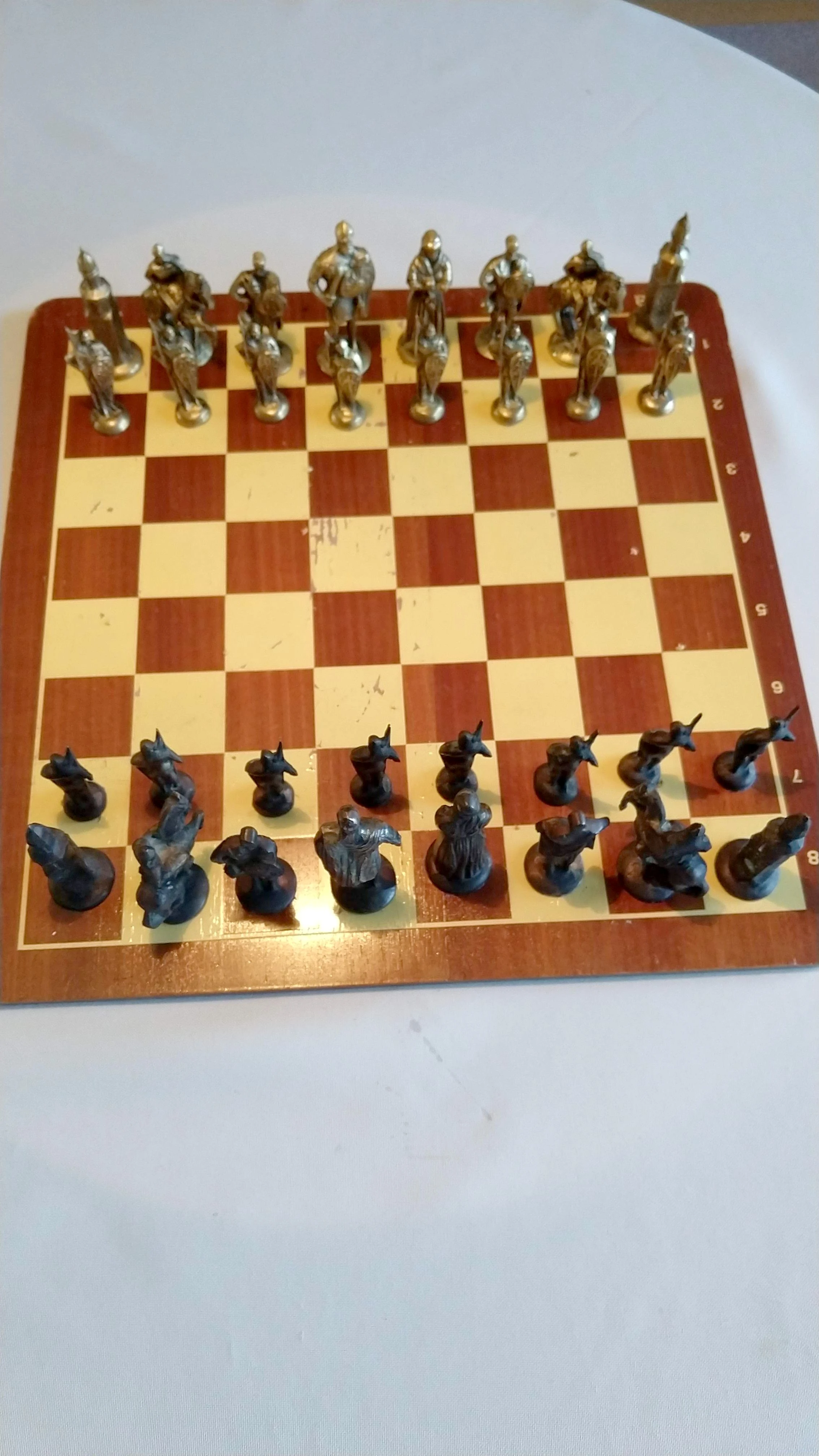 32 helle und dunkle Schachfiguren