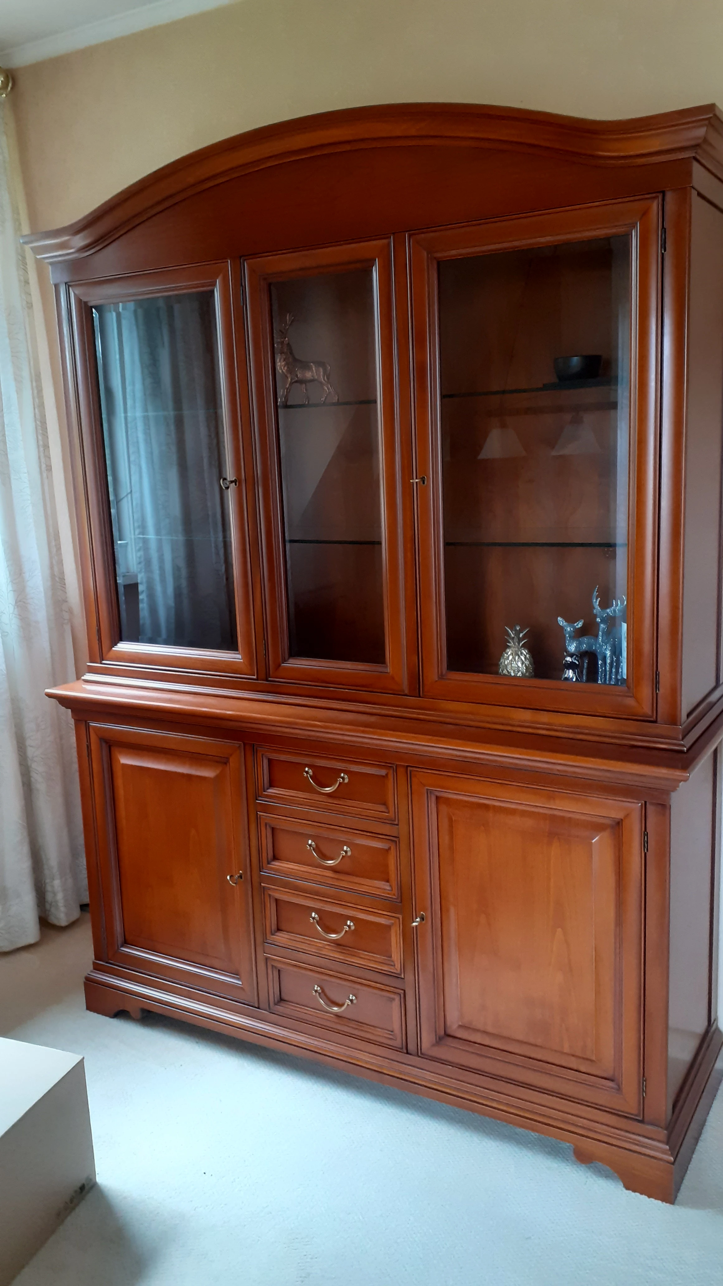 Wohnzimmerschrank