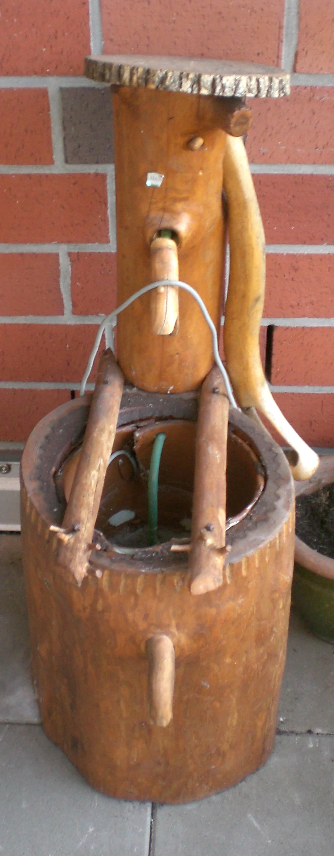 Holzbrunnen mit Pumpe