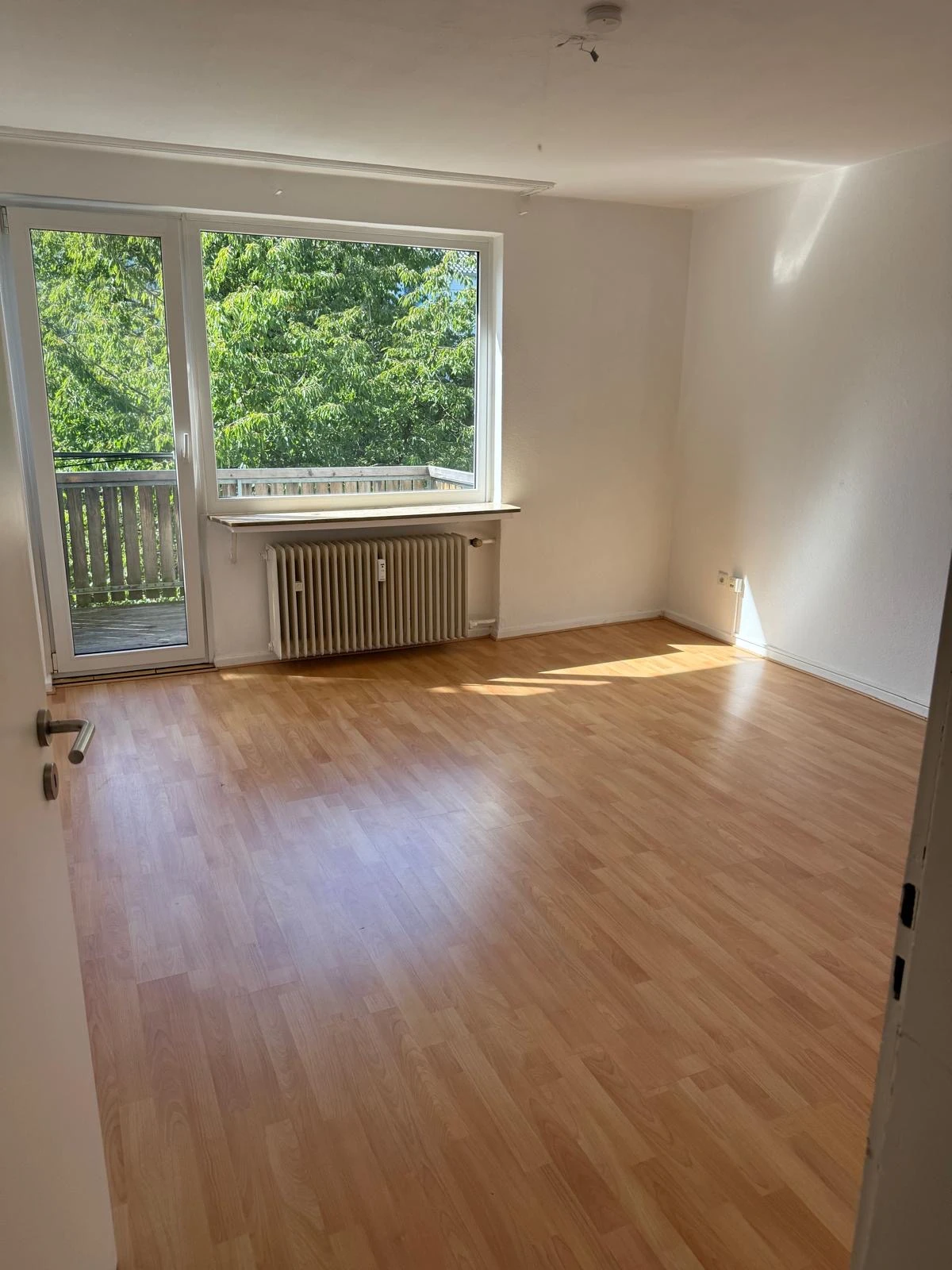 Wohnzimmer mit Balkon und Blick in den Garten