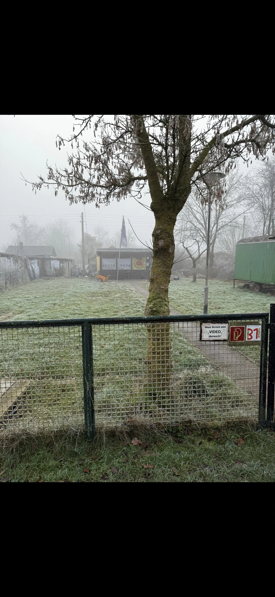 Garten mit Parkplatz 