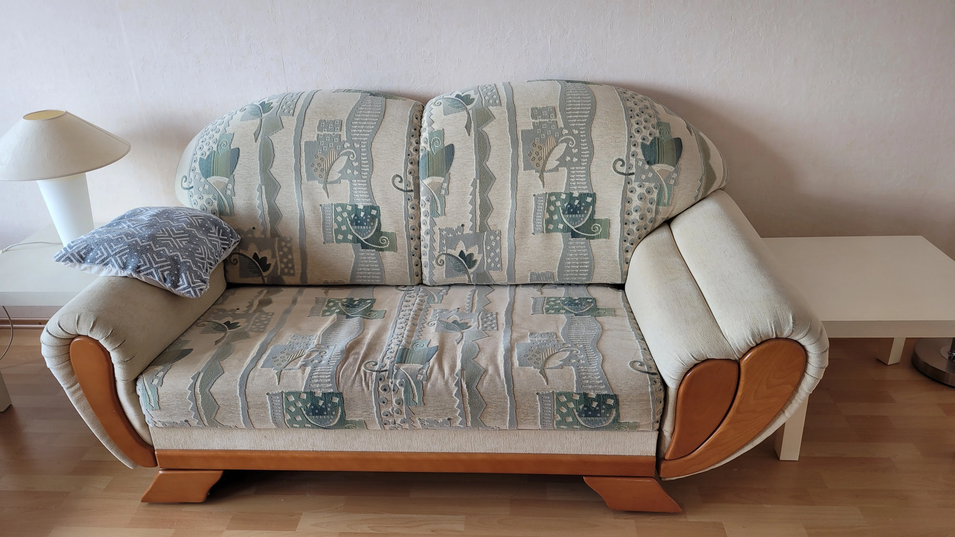 Sofa ist ausziehbar und kann zum Schlafen benutzt werden. 