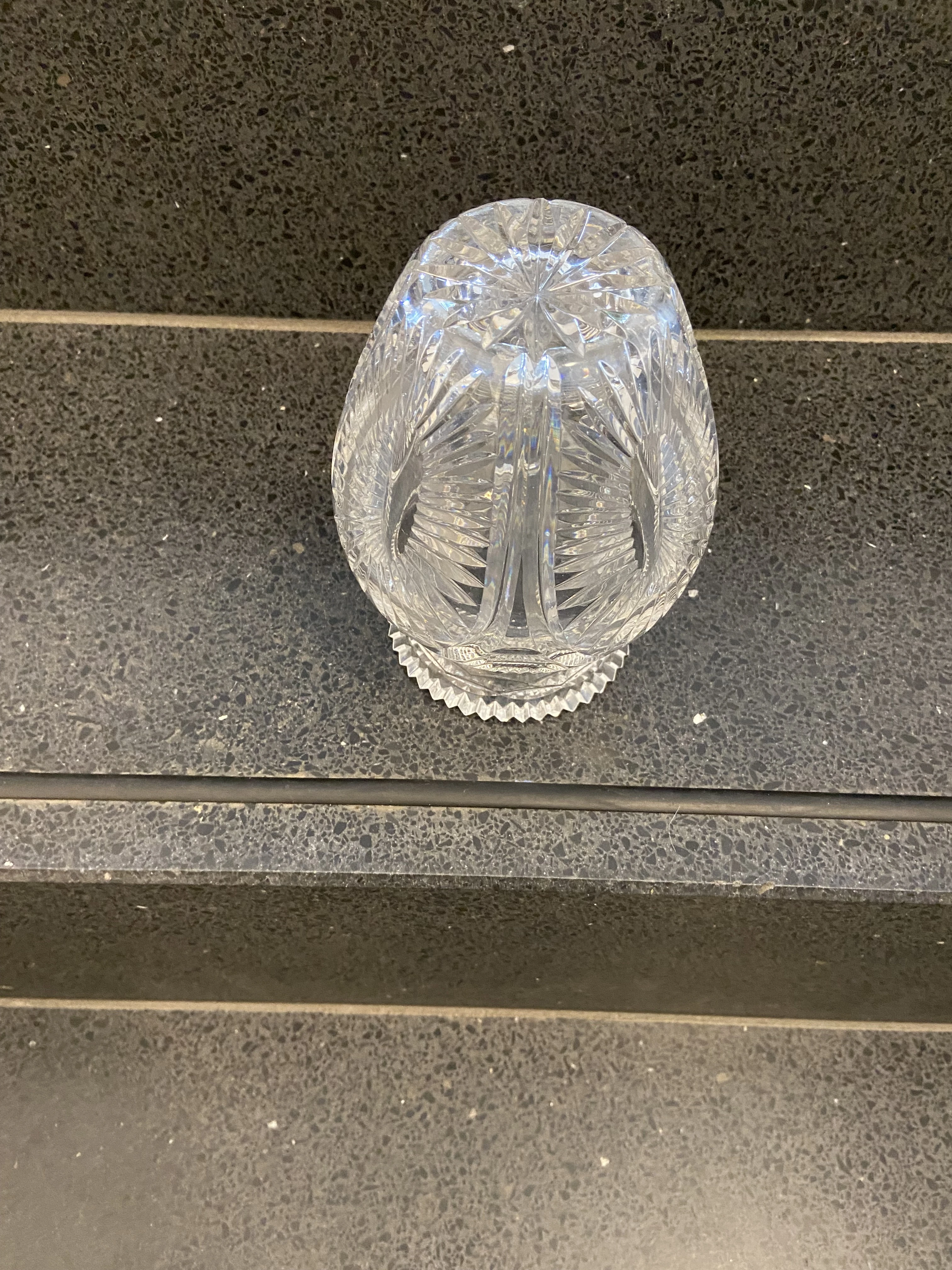 Umgedrehte Kristallvase