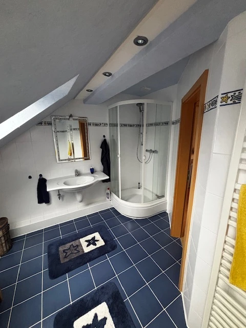 Vollbad mit Wanne und Dusche