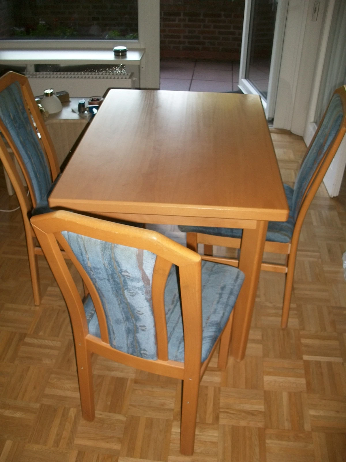 Küchentisch 69 x 99 + 70 cm Holz massiv + teilmassiv Erle 3 Stühle