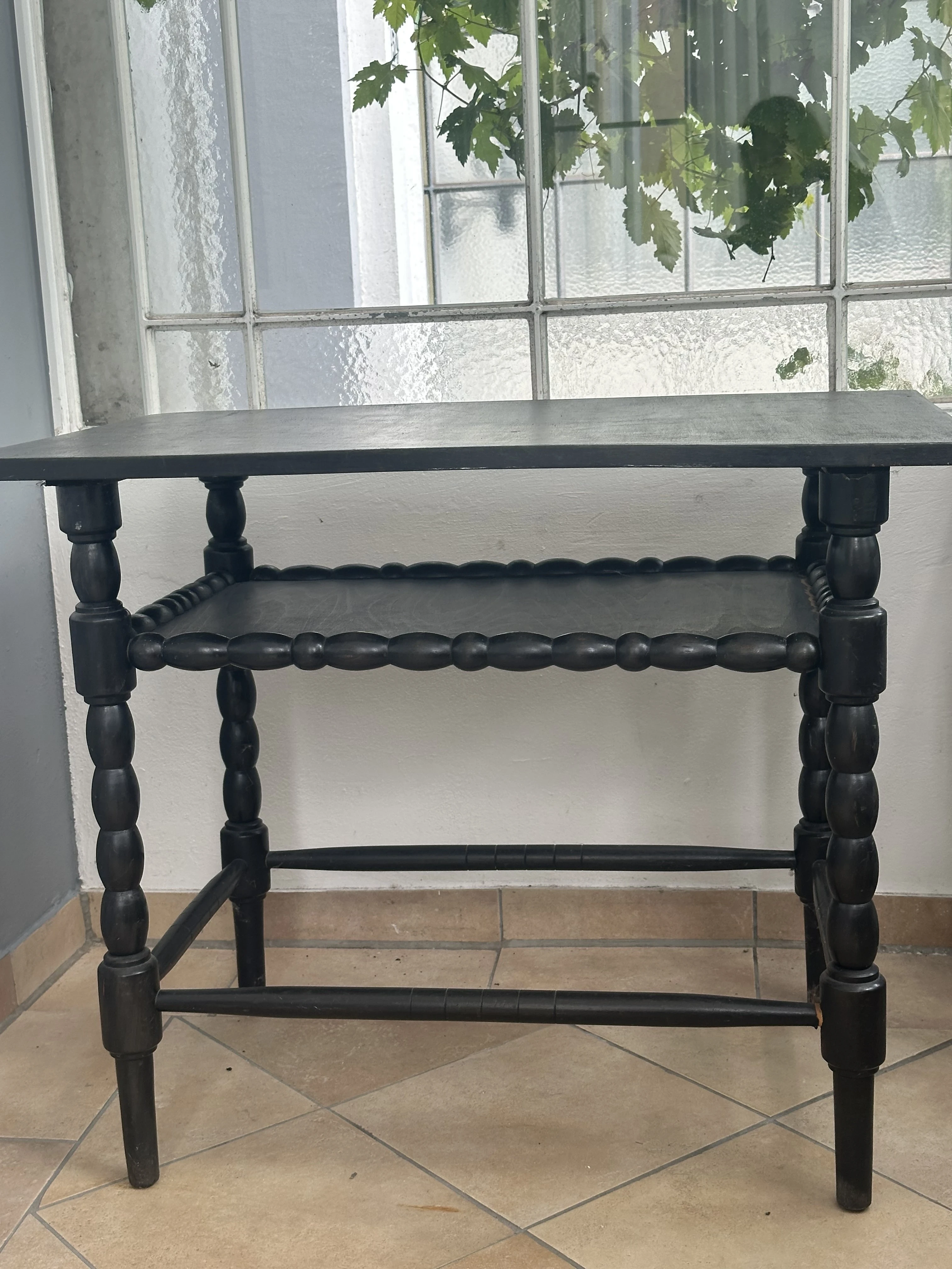 Hübscher Kolonialstiltisch mit Zwischenablage, schwarz, 0,90 x 0,60, Höhe 0,75m.