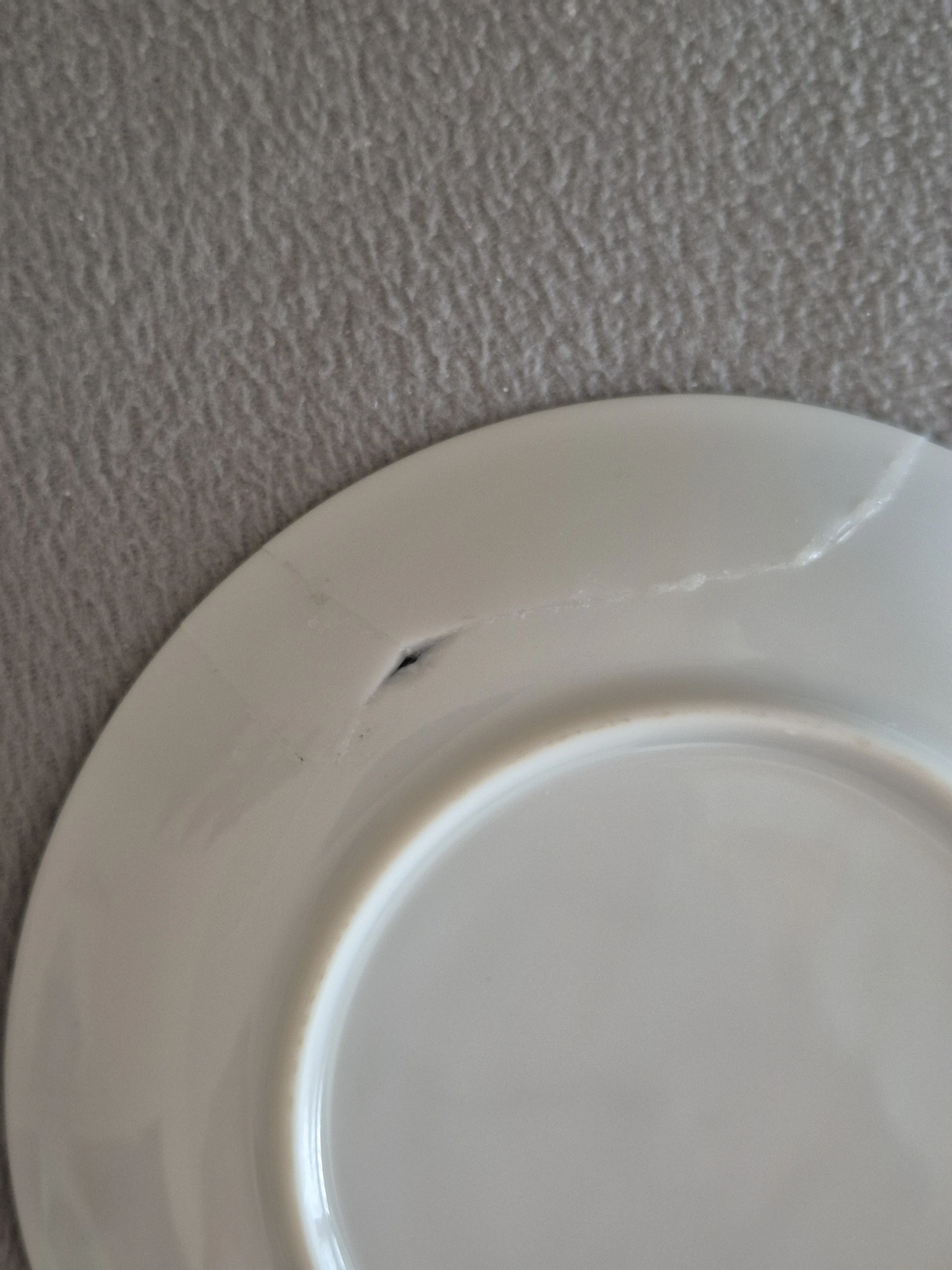 Unterseite der geklebten Untertasse