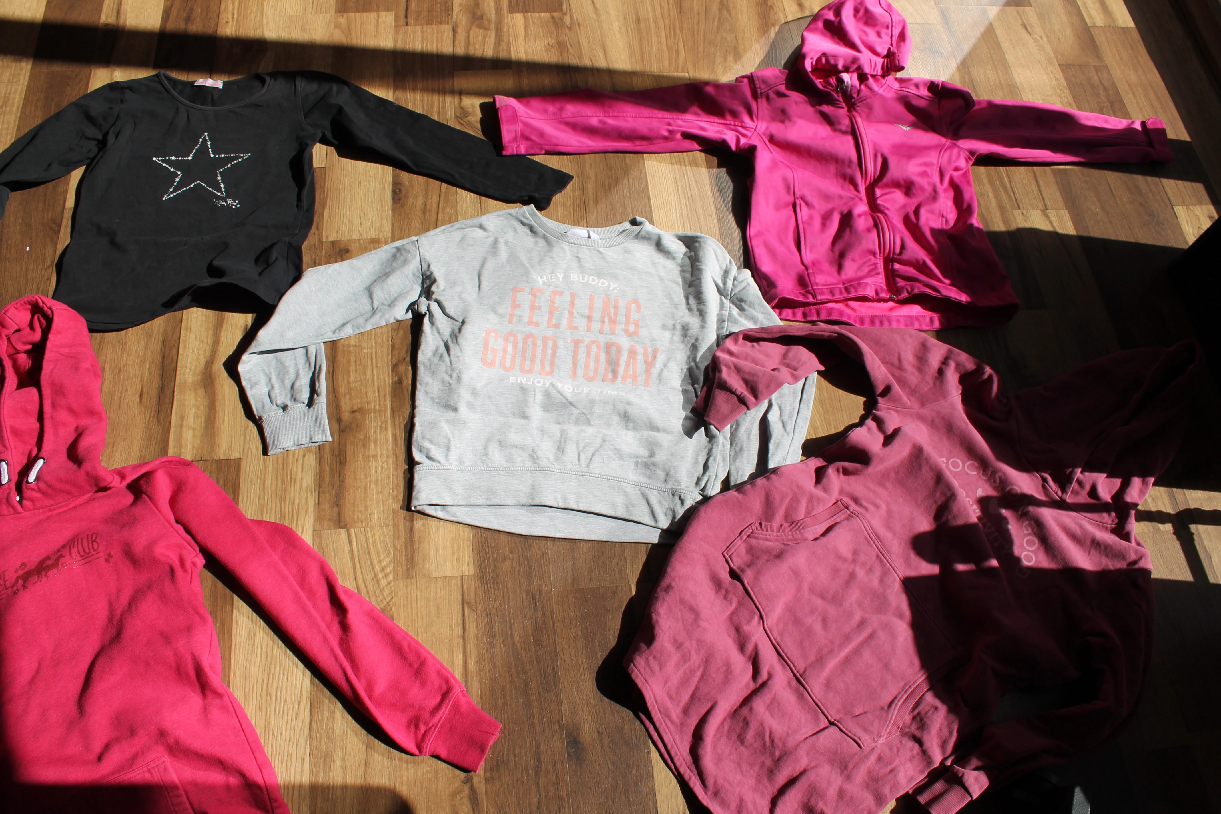4 Pullover und rechts oben die Jacke