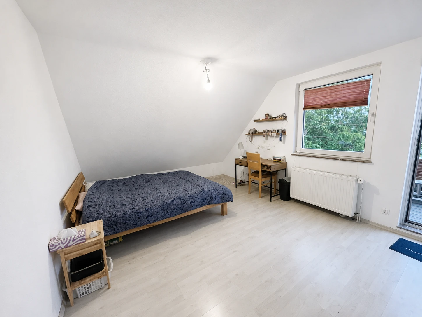 Zimmer zum Balkon