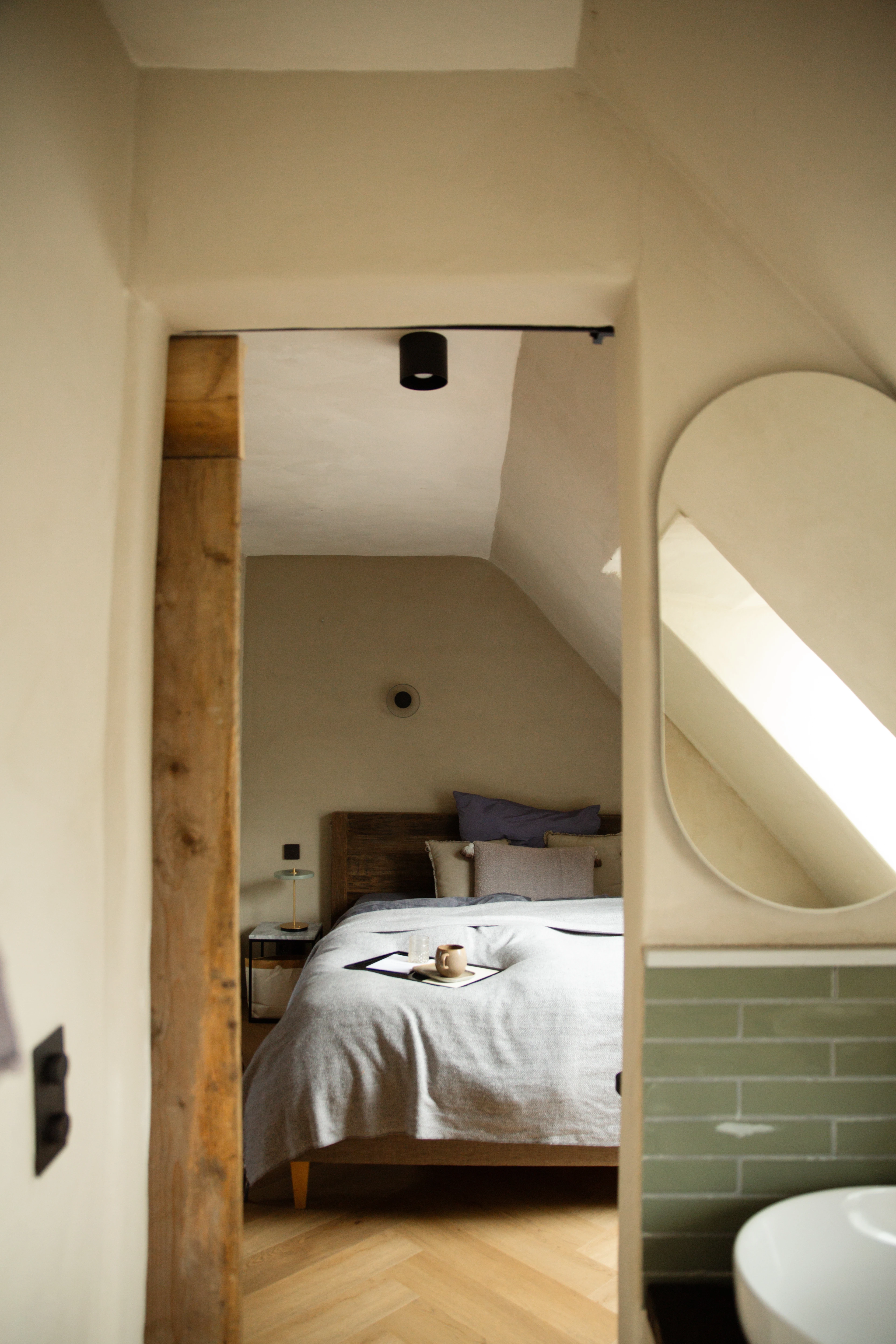 Blick vom Bad ins Schlafzimmer 