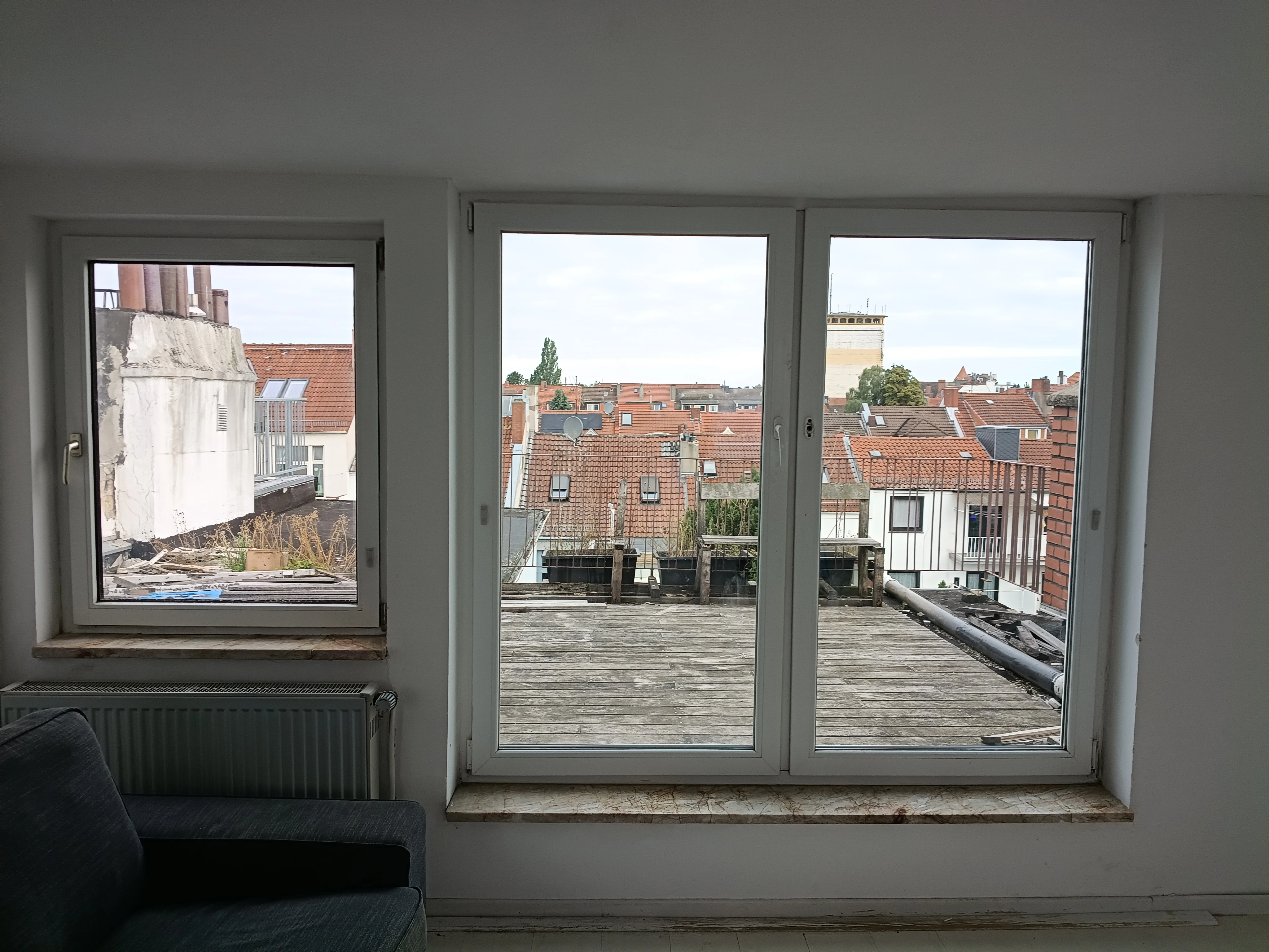 ein großes Fenster mit Blick auf die Terrasse