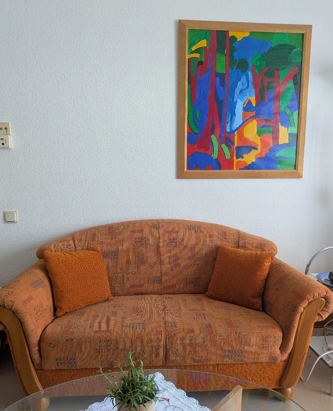 Buntes 2-er Sofa mit Holzfüßen