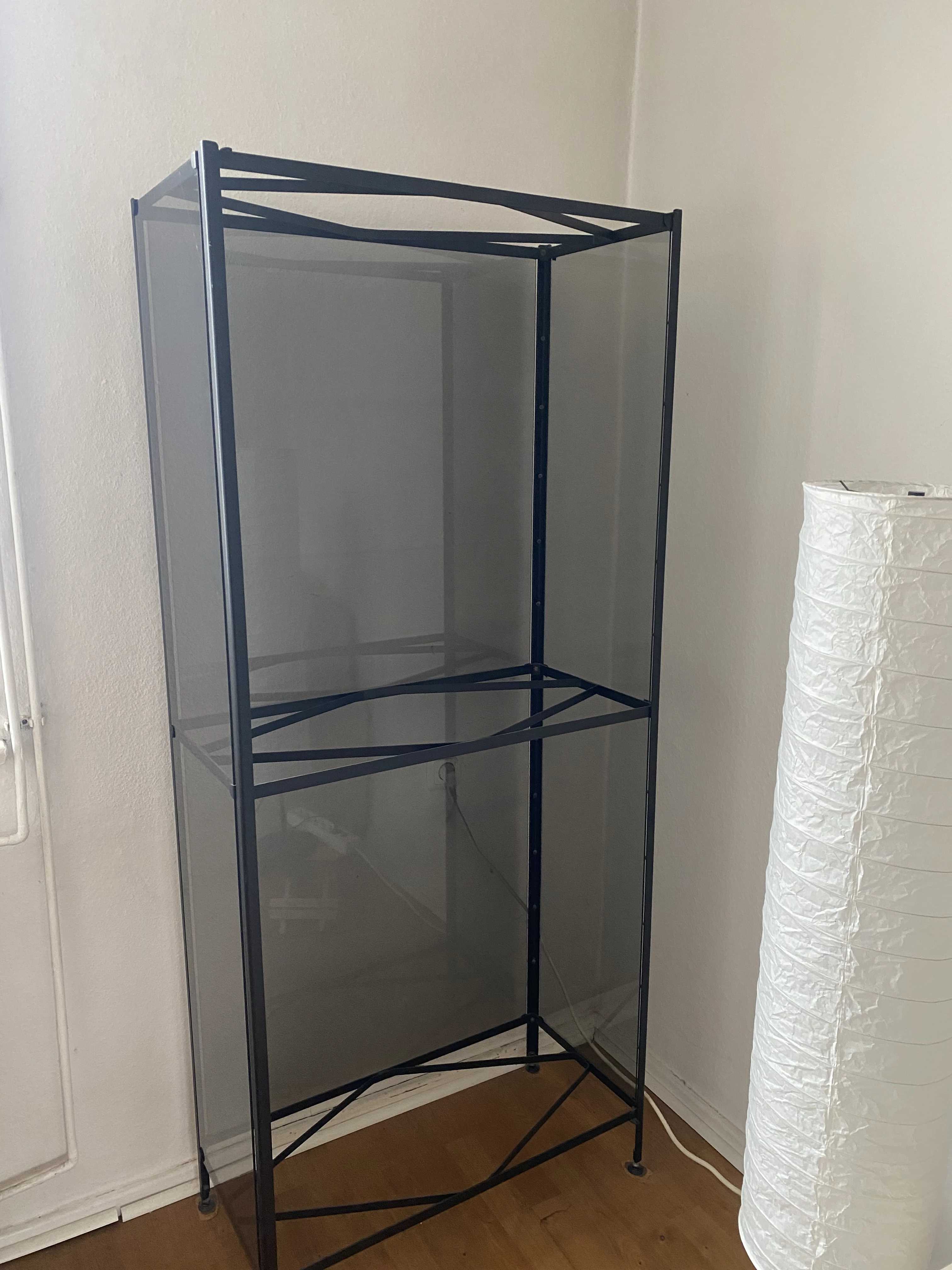 Dunkle Glasvitrine