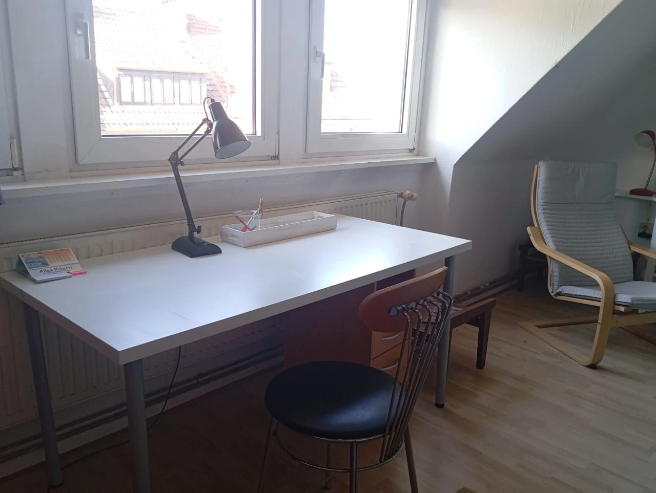 freies möbliertes Zimmer