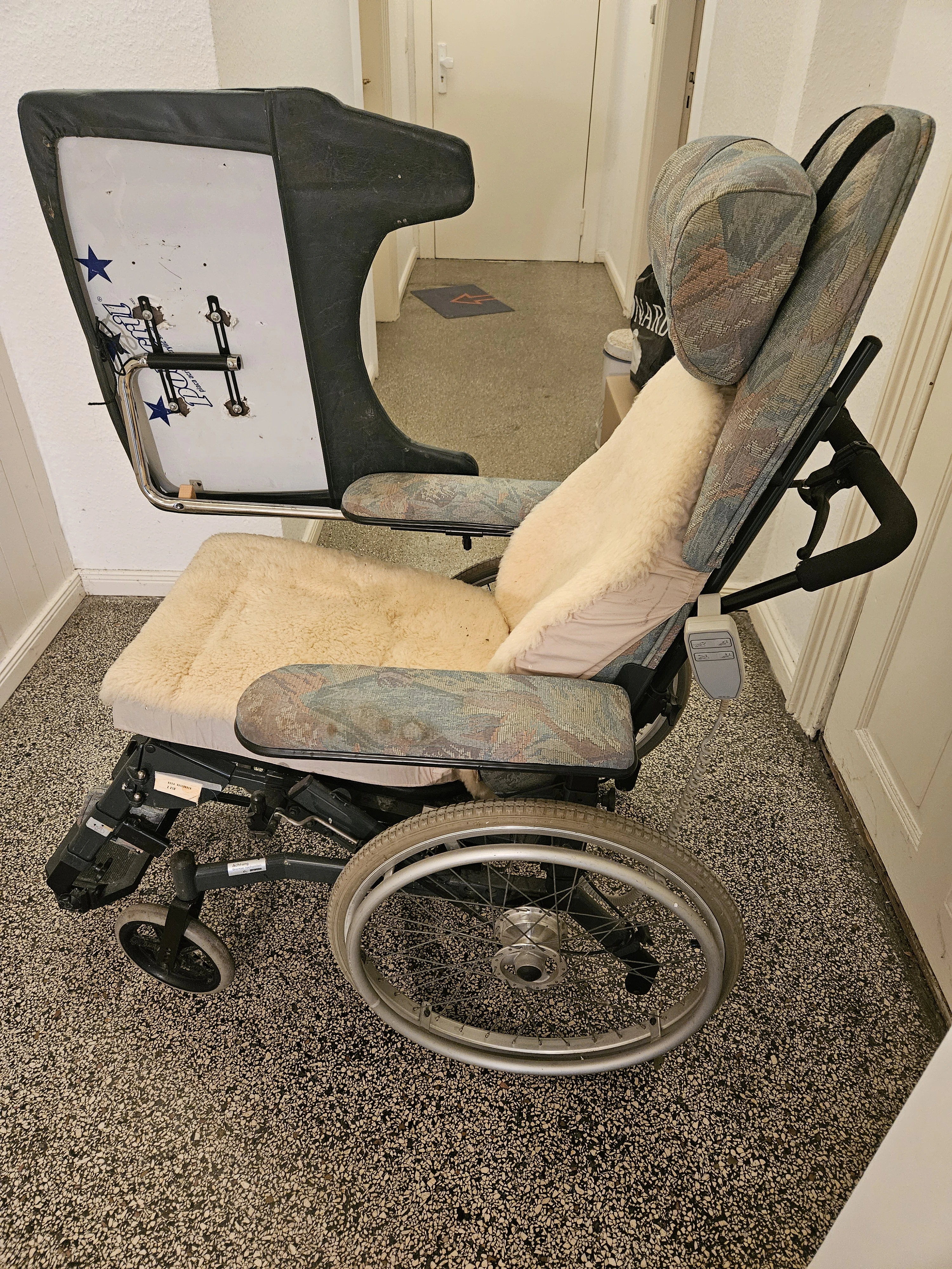 mit Arbeitsplatte hochgeklappt