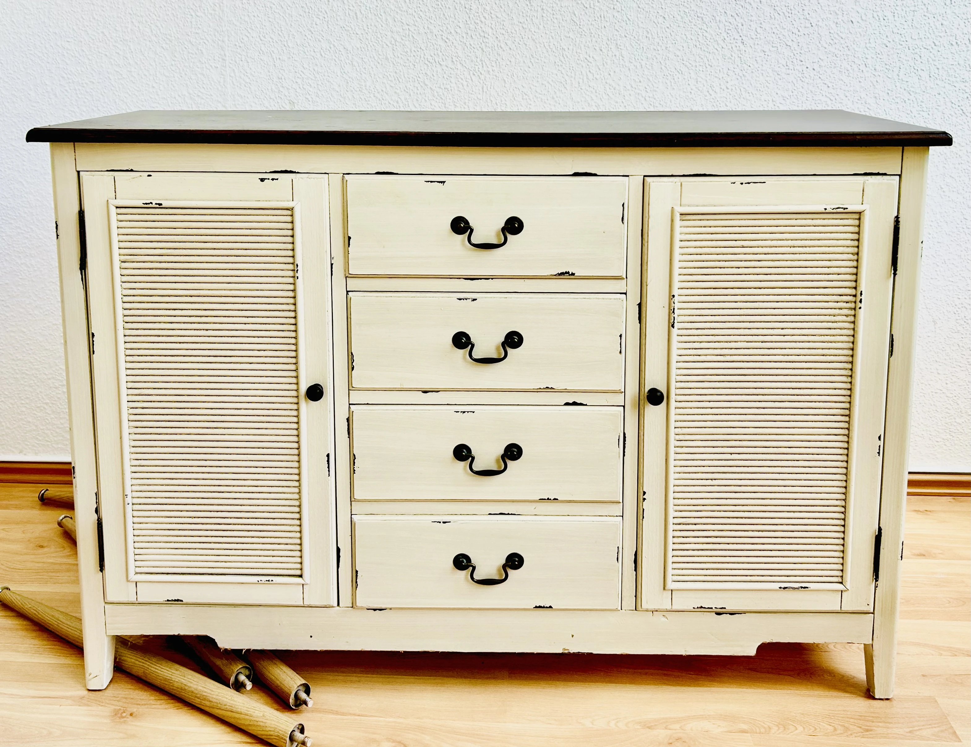Kommode in hellbeige mit Türen und Schubladen