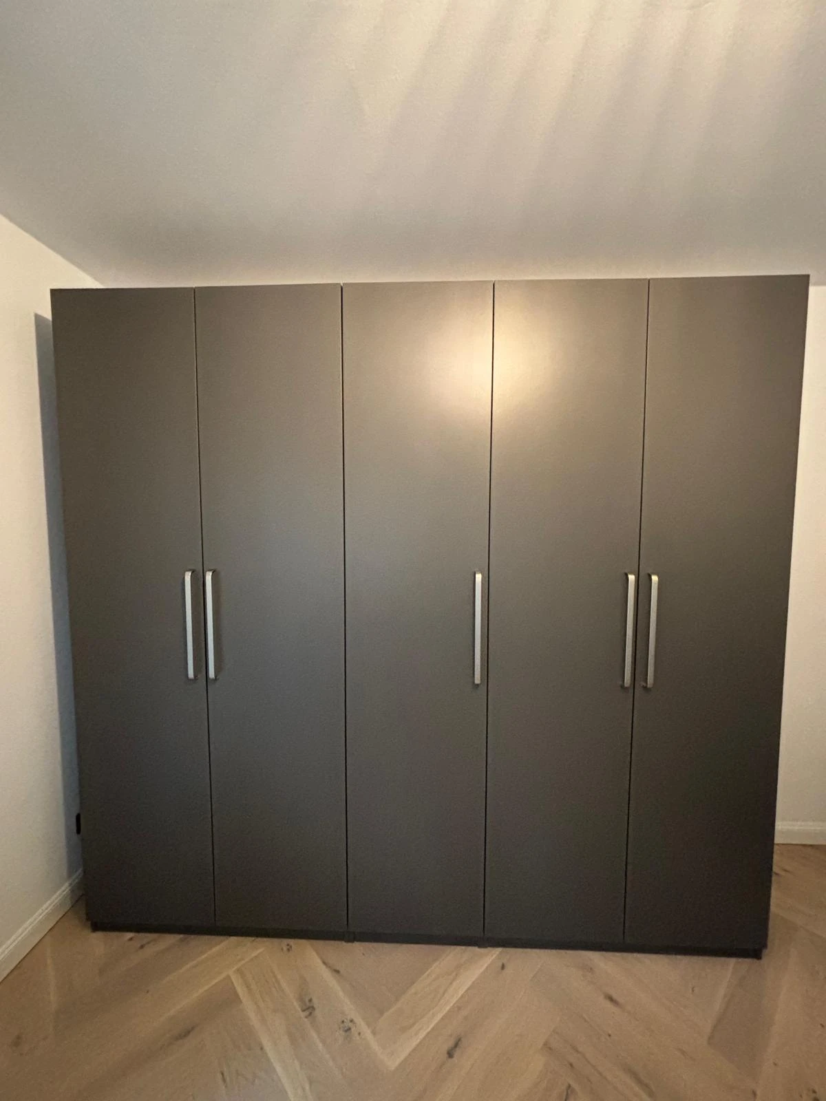 Kleiderschrank mit 5 Türen zu verkaufen.