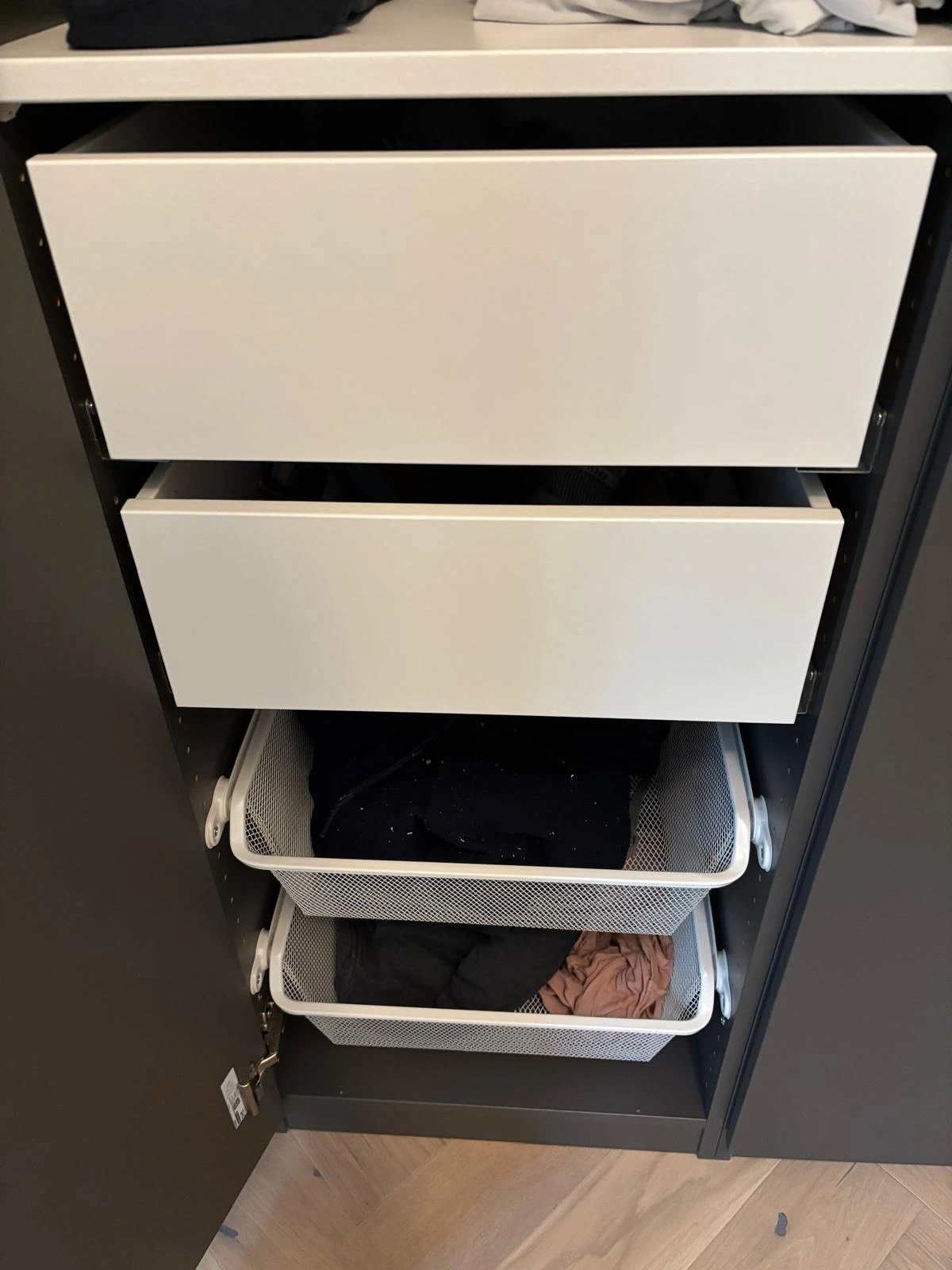 Kleiderschrank mit 5 Türen zu verkaufen.