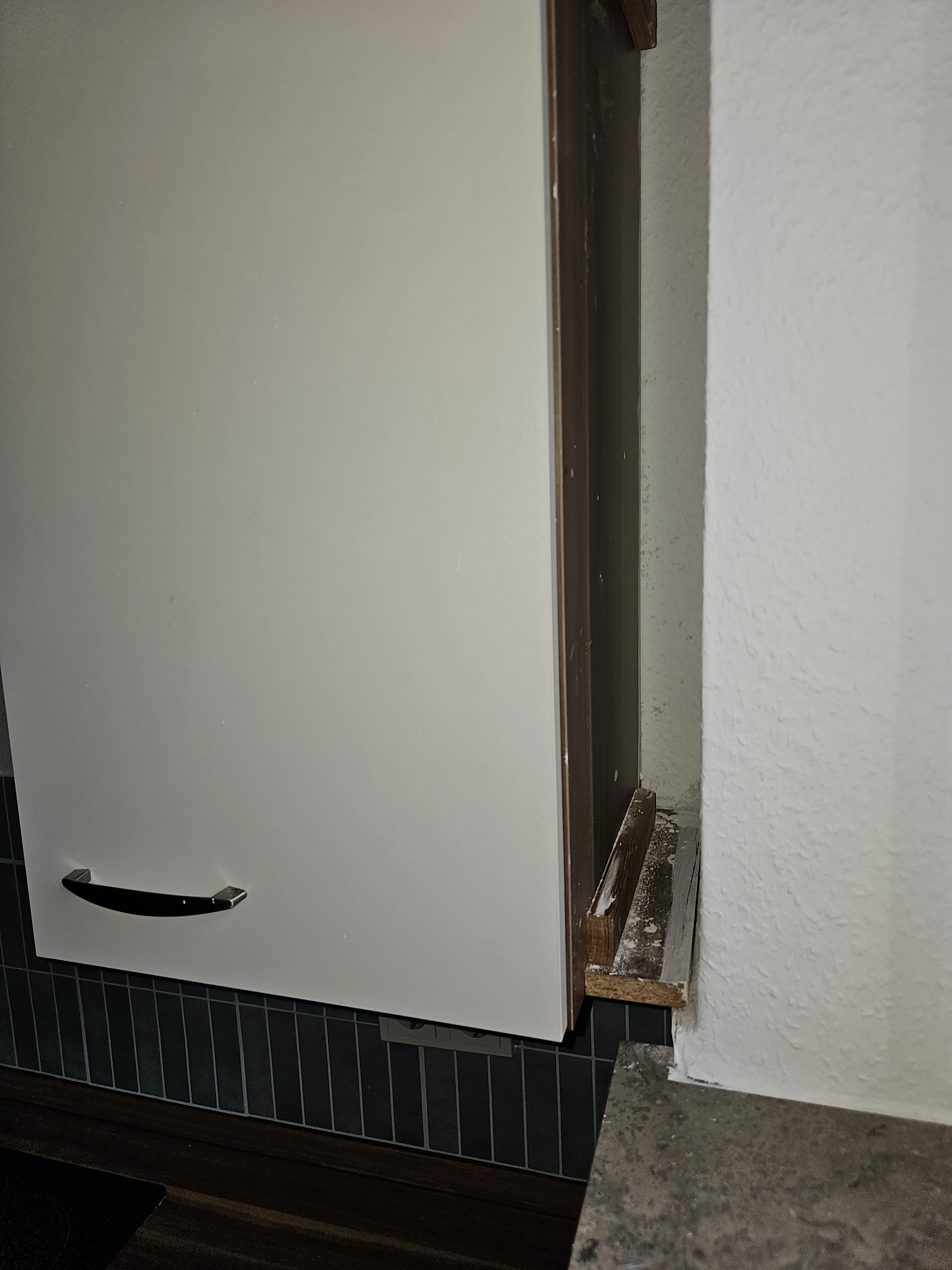 Oberschrank neben der Wand