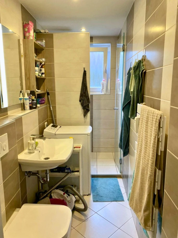 Das Bad ist mit Waschmaschine und Regendusche ausgestattet.