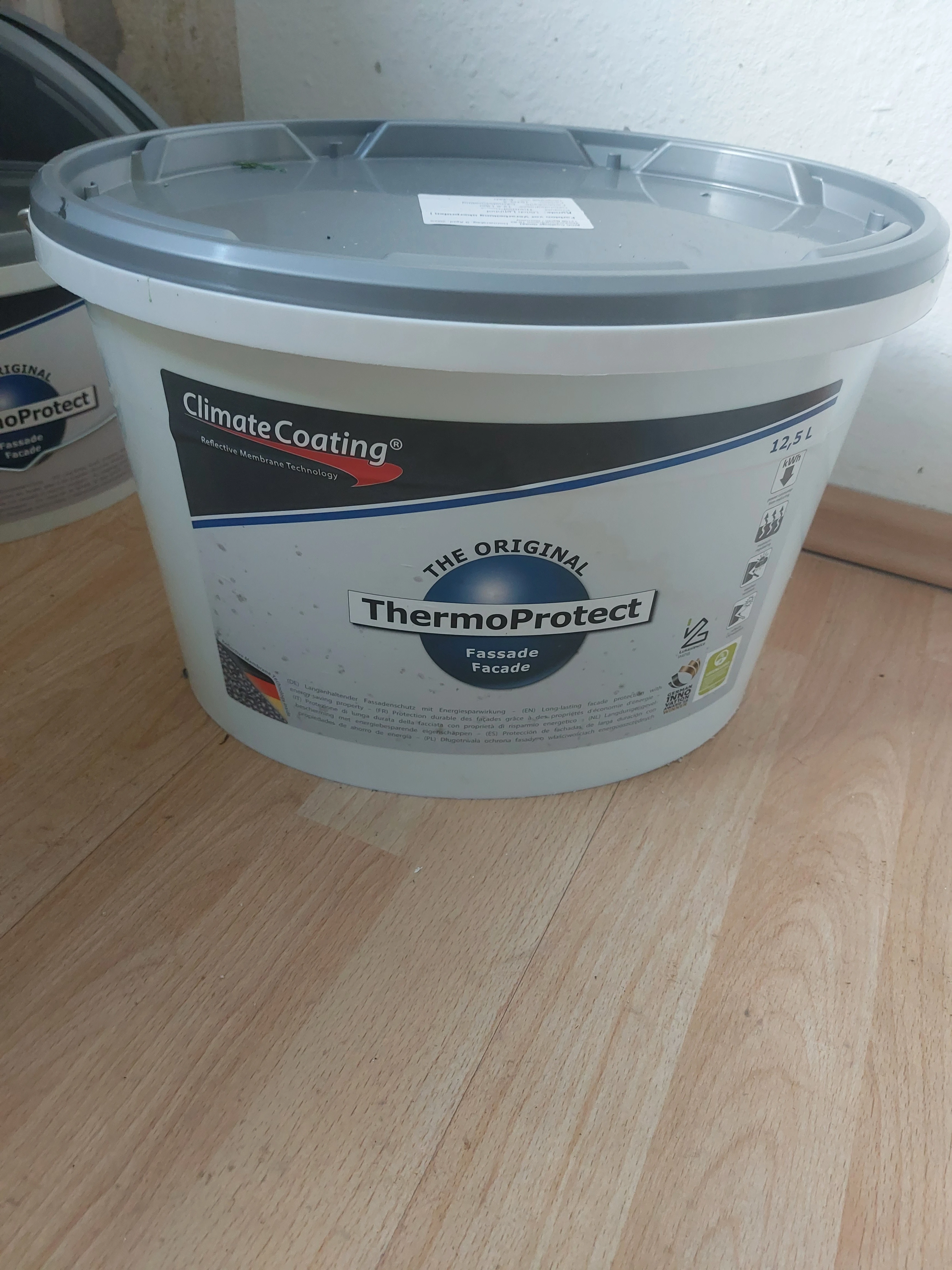 Neue, ungeöffnete Farbeimer