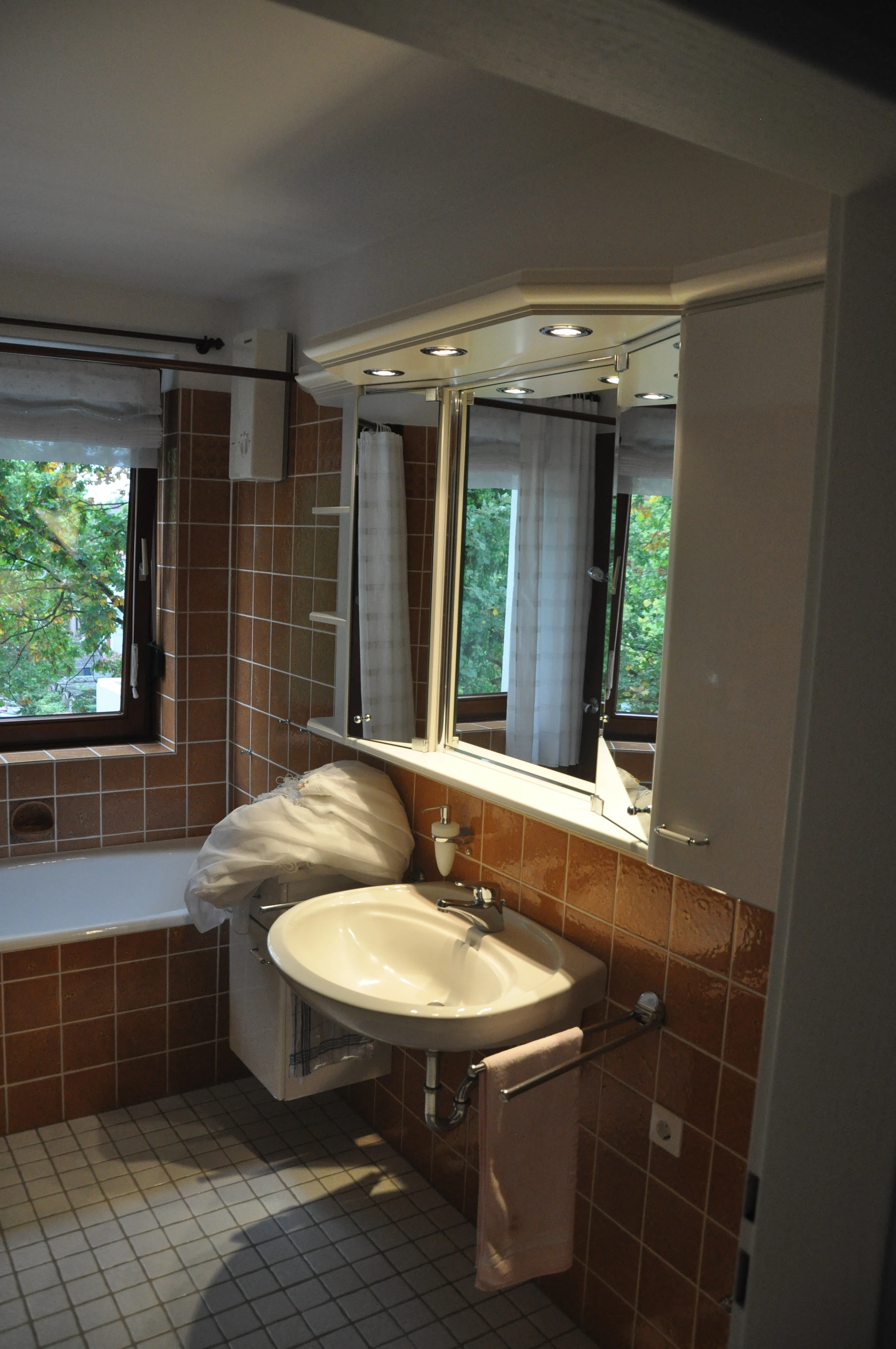 Waschbecken mit Spiegelschrank