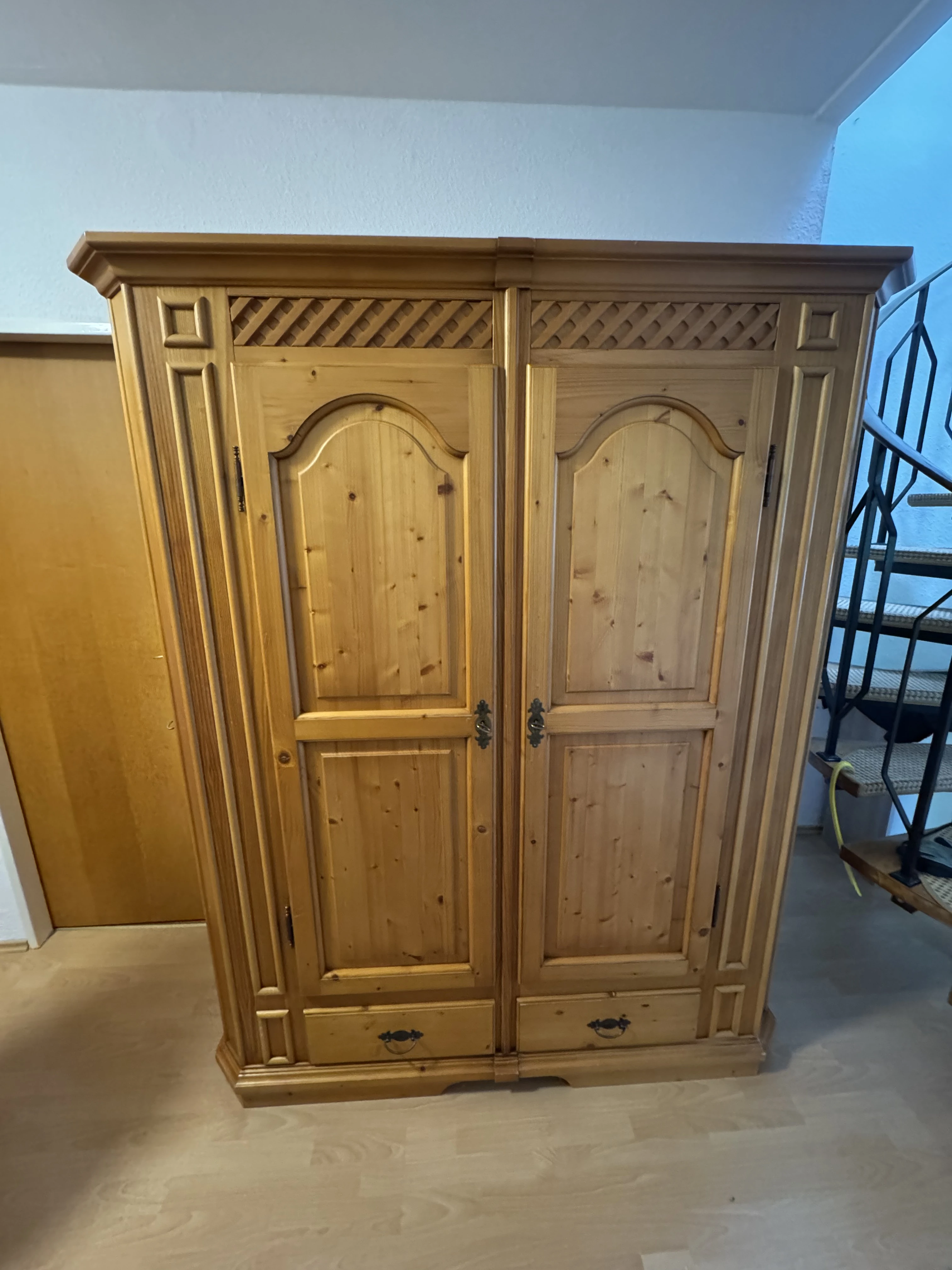 Wunderschöner Flurschrank mit Schubläden, Kleiderstange + zusätzlichen seitlichen Türen mit Regalen 