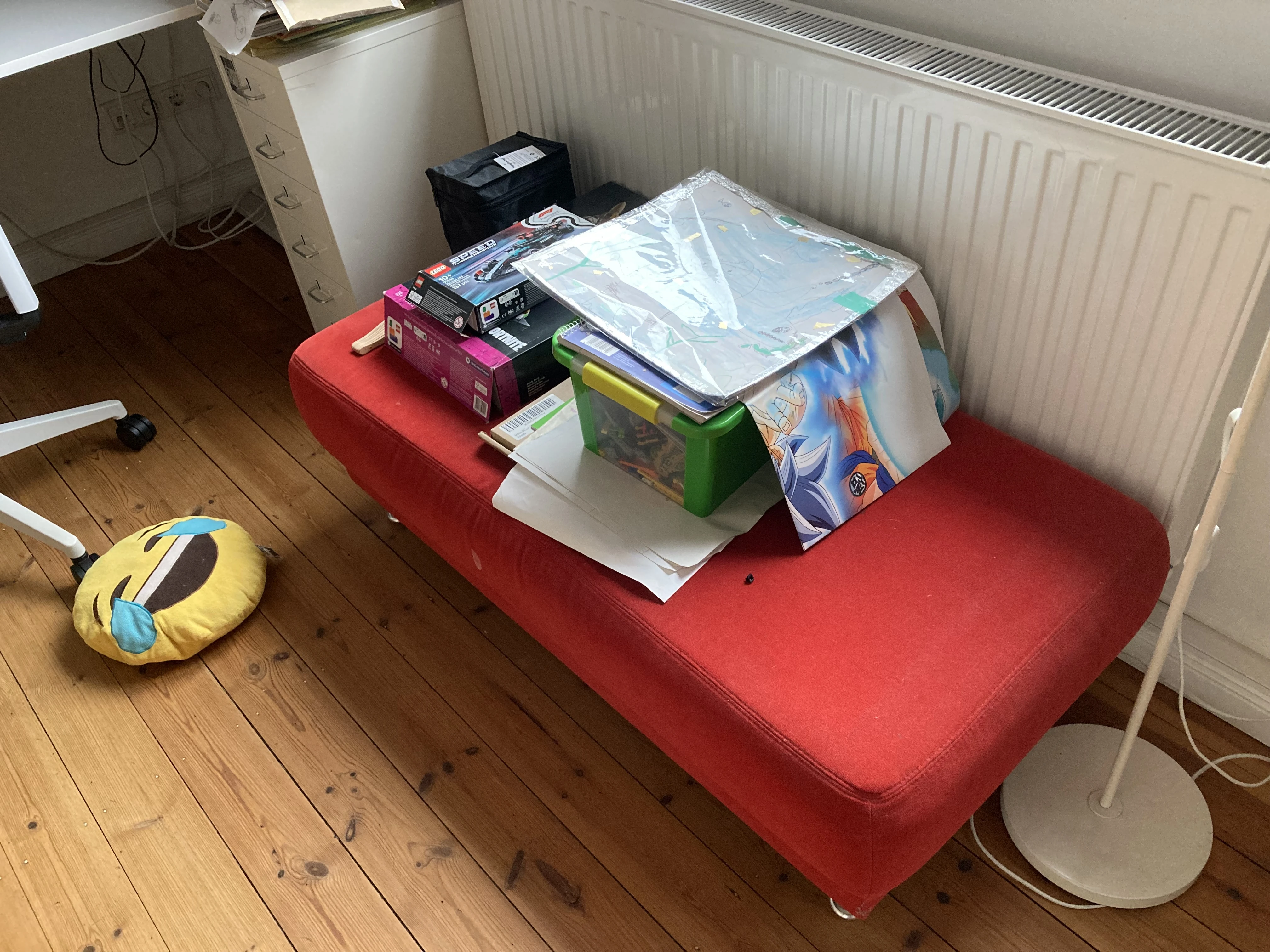 Das Teil steht gerade im Kinderzimmer, kann man aufmachen und was reintun. 