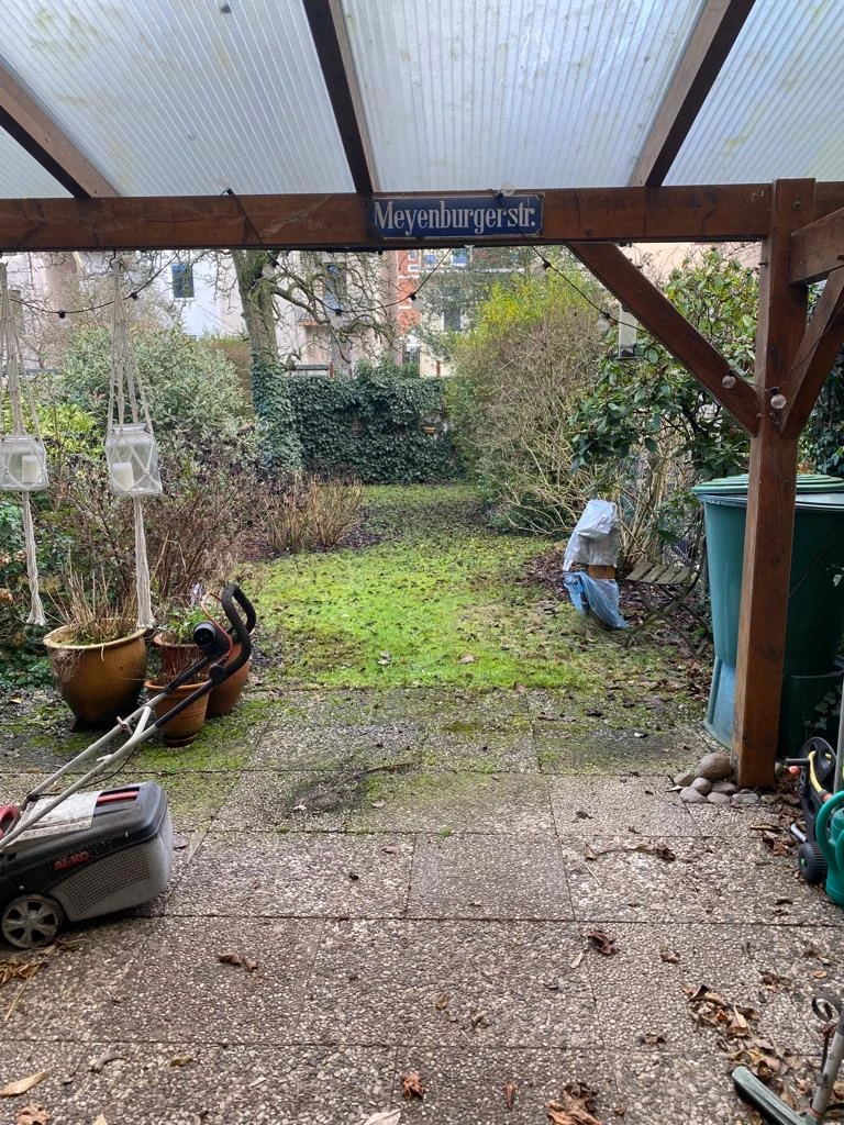 Blick über Terasse in den Garten